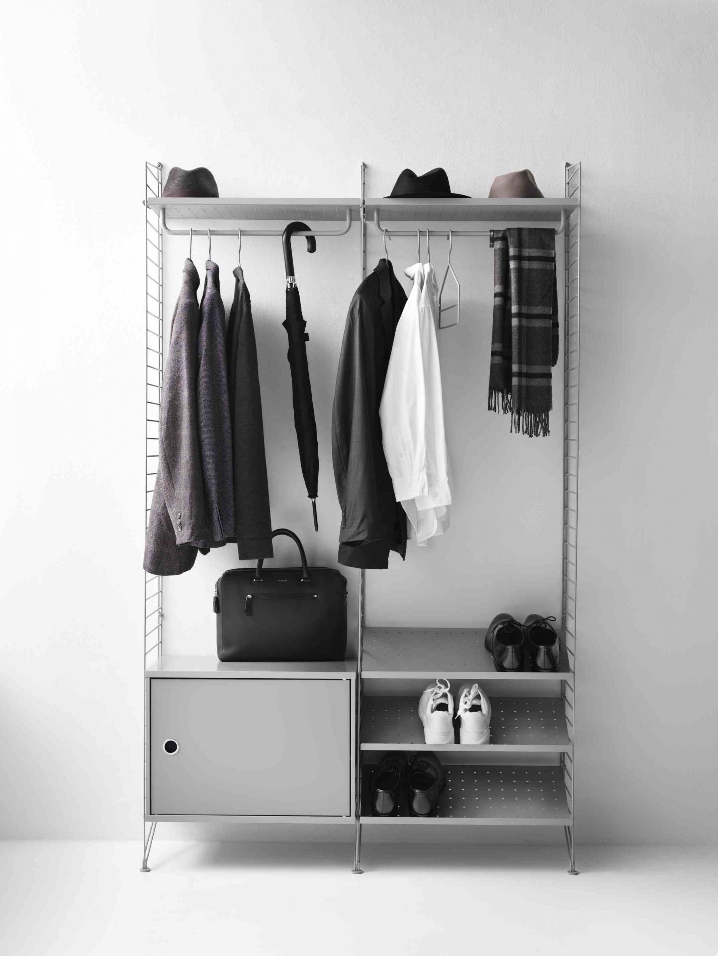 Graues String Regal mit Kleidung, Schuhen und Accessoires. String Furniture Regalsystem für Schlafzimmer und Flur.