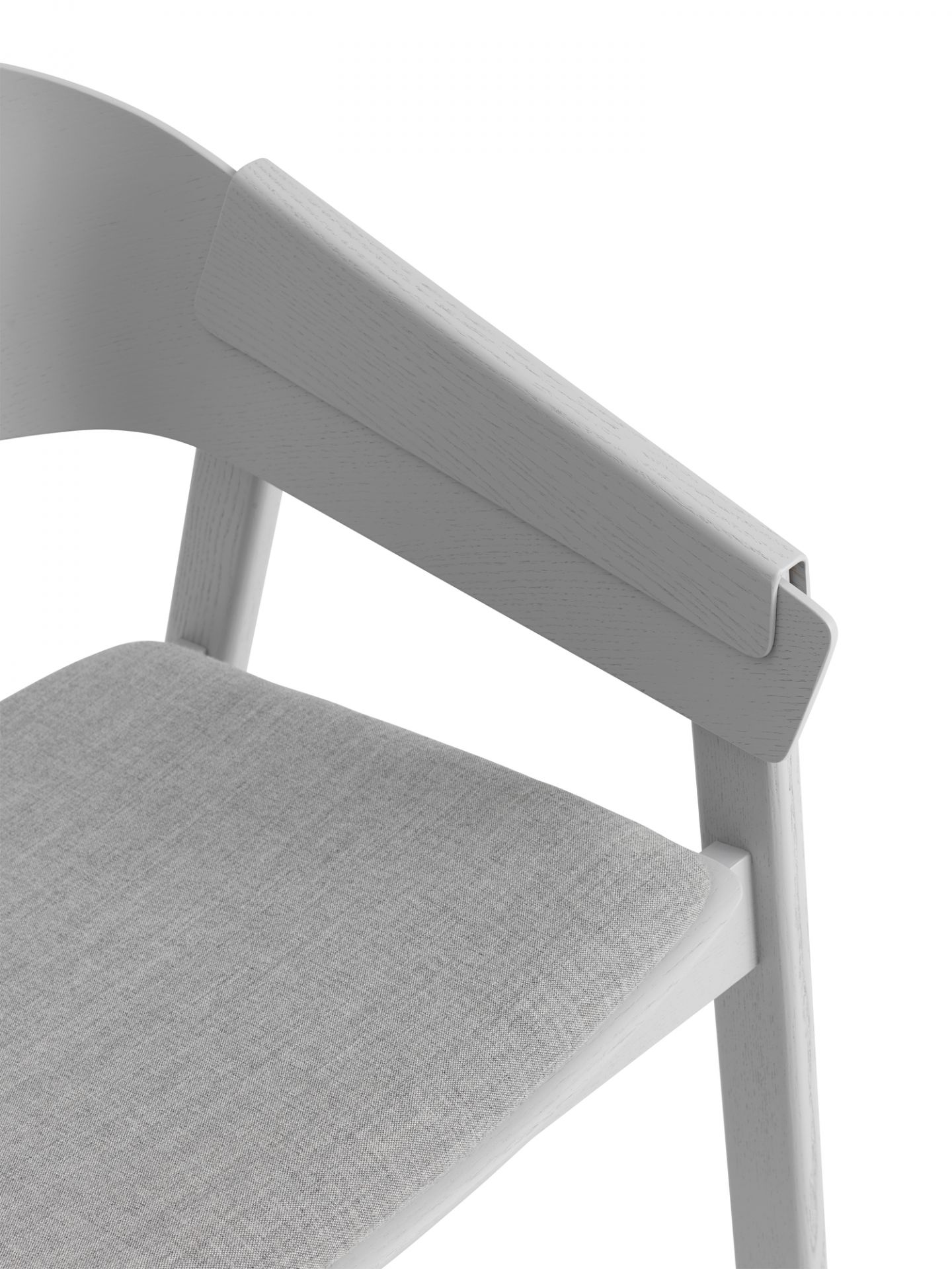 Detailaufnahme des Muuto Cover Lounge Chair Stuhls in Grau mit Stoffbezug und Holzrahmen.