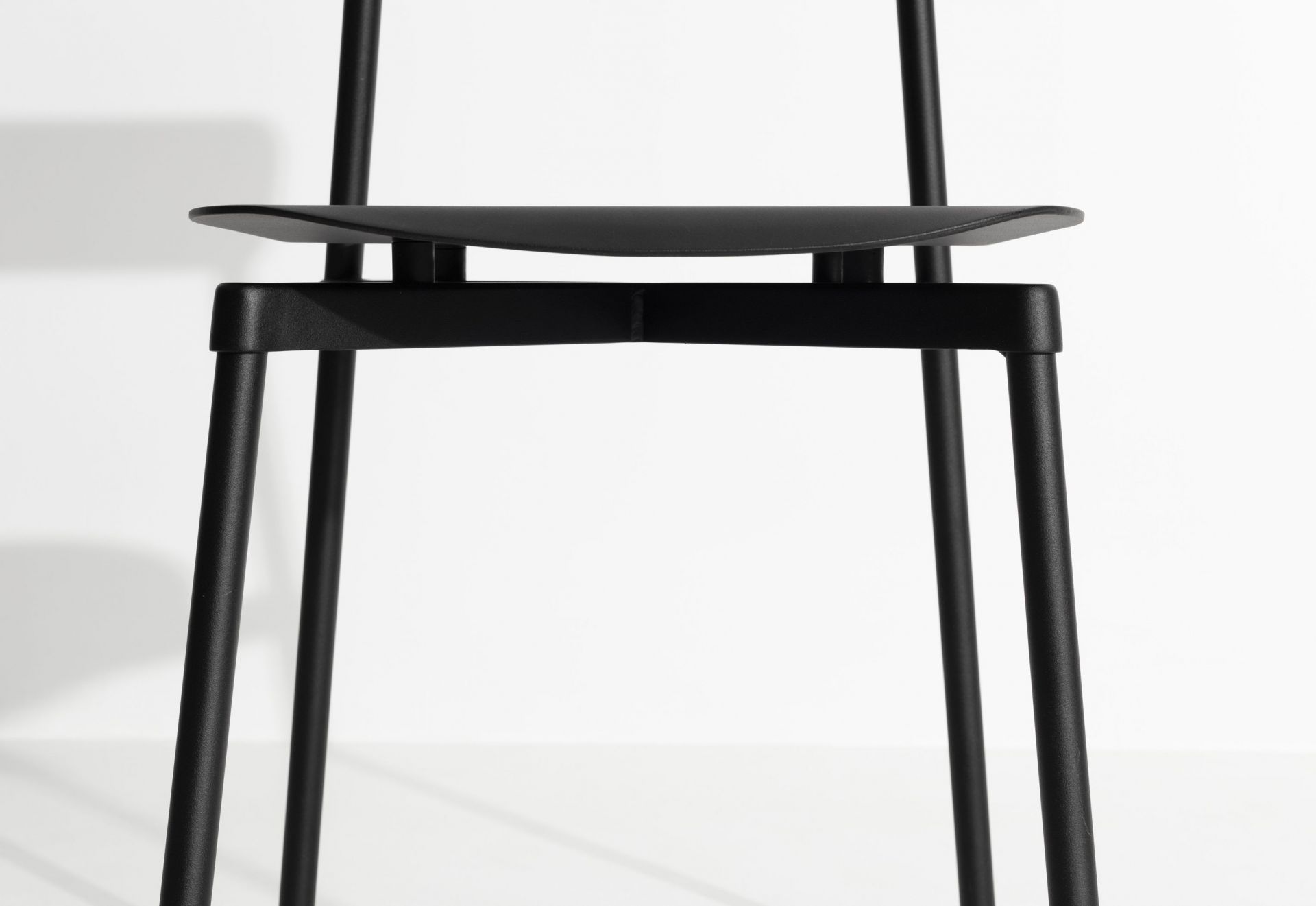 Detailaufnahme des Fromme Chair Stuhls von Petite Friture in Schwarz, minimalistisches Design für Esszimmer und Büro.