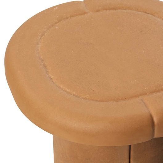 Detailaufnahme des Alder Beistelltisches von Mater, geeignet für drinnen und draußen, in Terrakotta.