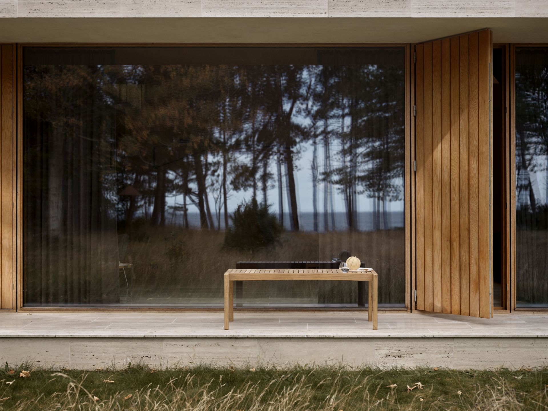 CU AH912 Kissen für AH912 Tisch/Bank Outdoor Carl Hansen & Søn auf Terrasse mit Meerblick.