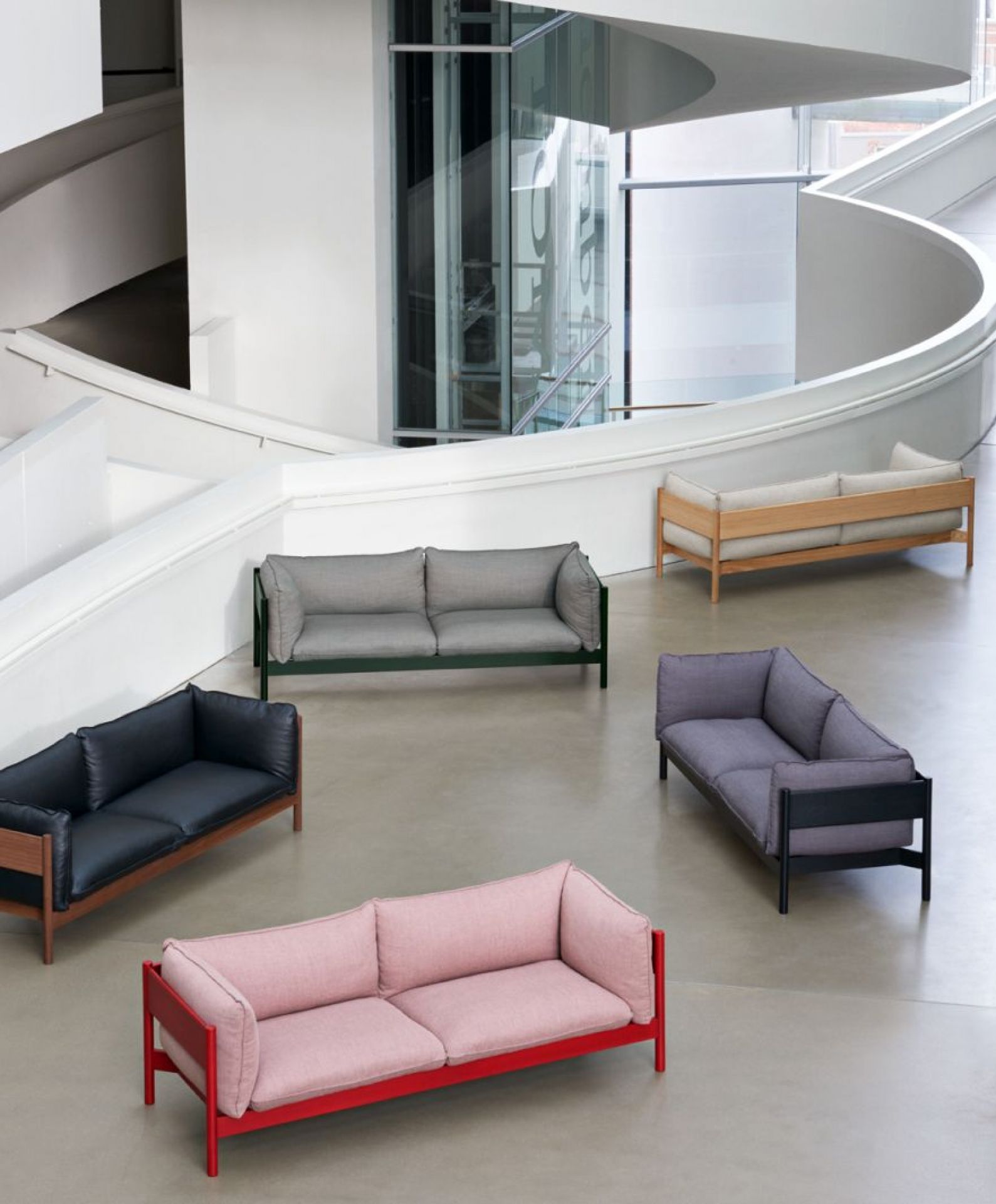 Fünf verschiedene Arbour Sofas von Hay in verschiedenen Farben und Ausführungen in einem Raum.