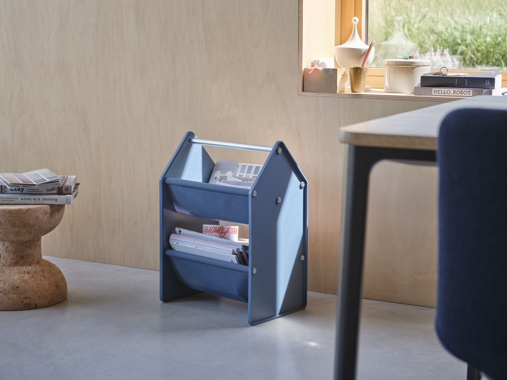 Blaue Drop Box Aufbewahrungsbox von Vitra mit zwei Fächern für Zeitschriften und Dokumente.
