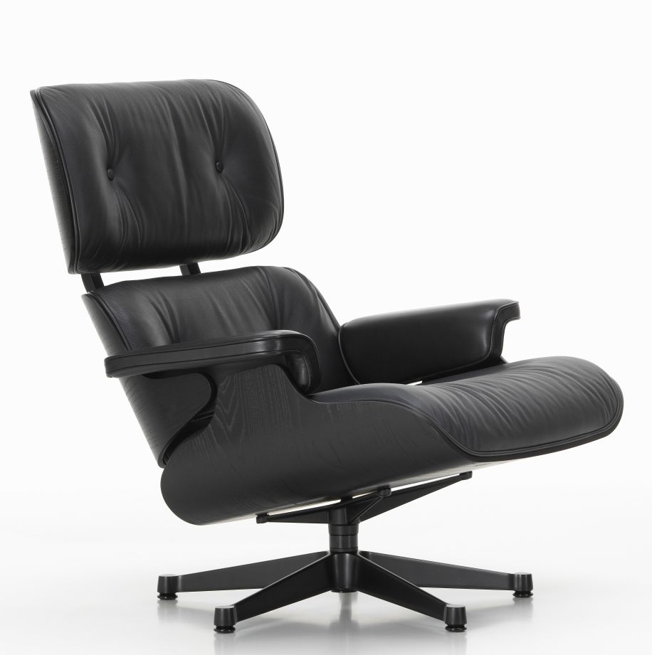 Schwarzer Eames Lounge Chair Sessel von Vitra mit Lederbezug und Holzschale, seitliche Ansicht.