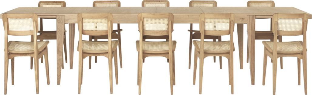 Gubi S-Table Esstisch ausziehbar aus Eichenholz mit passenden Stühlen und Wiener Geflecht Details.