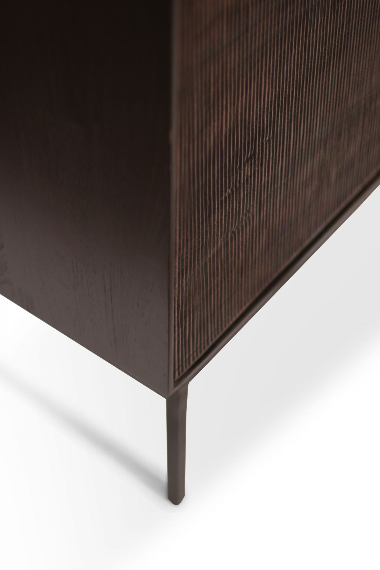 Detailaufnahme der Ethnicraft Teak Grooves Anrichte mit dunklem Holz und filigranen Füßen.