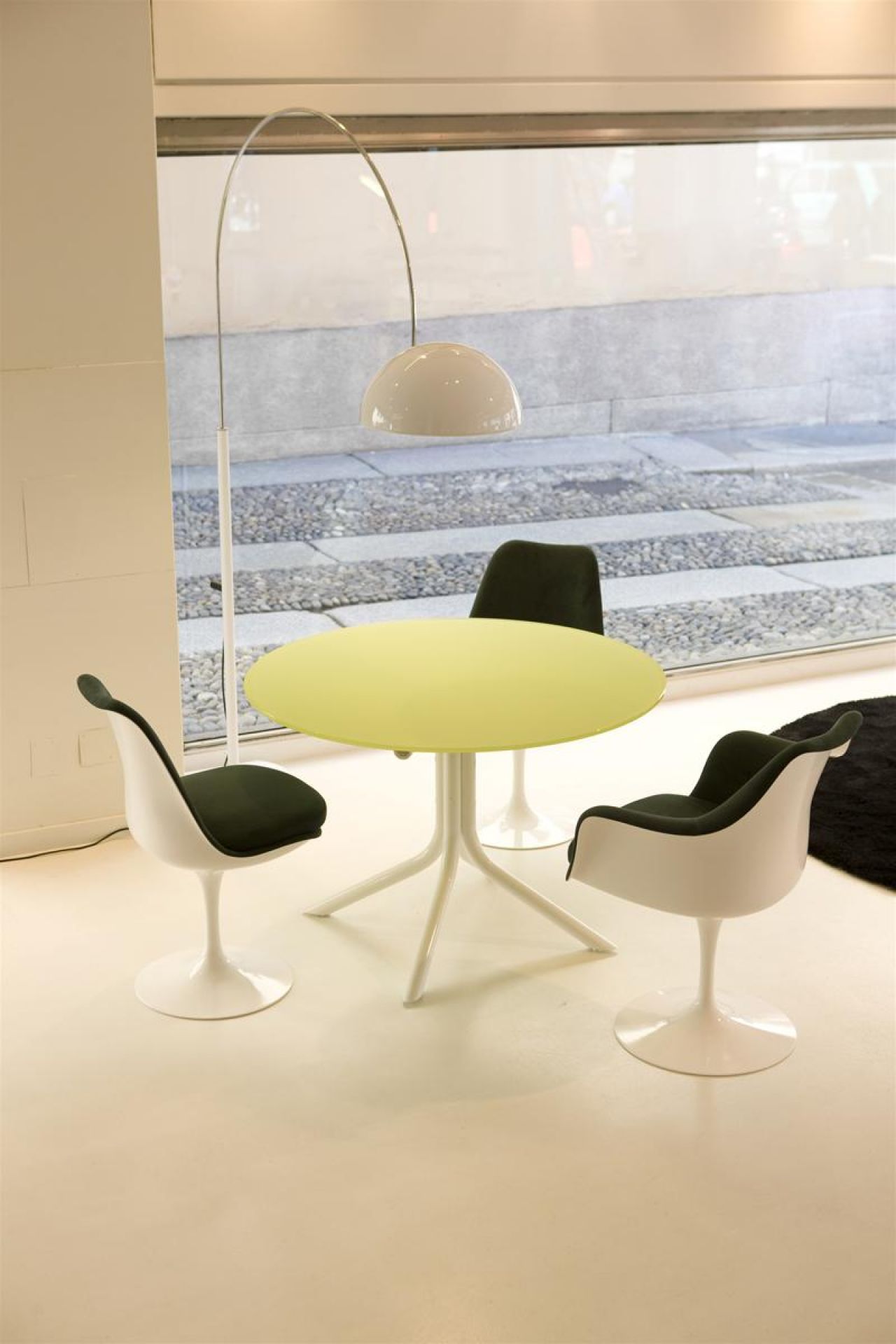 Knoll International Tulip Armchair, drehbar, mit olivgrüner Polsterung und gelbem Tisch für Esszimmer oder Büro.