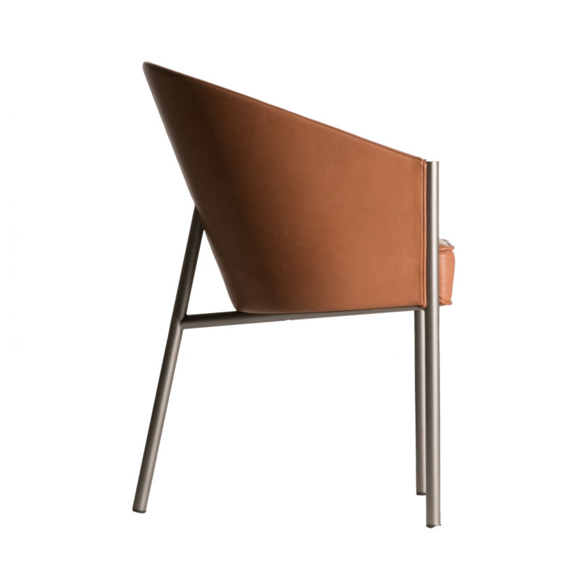 Costes Armchair von Driade, brauner Ledersessel mit Armlehnen, Seitenansicht. Designermöbel für stilvolles Wohnen.