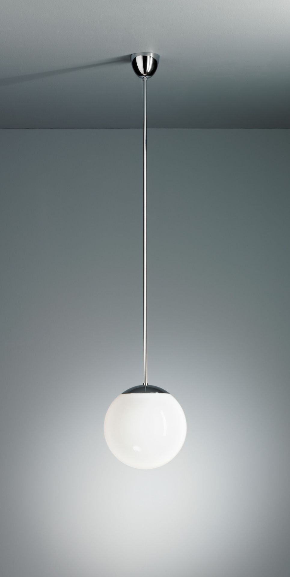 HL 99 Pendelleuchte: Moderne Hängelampe mit Opalkugel (Ø30cm) und Chrom-Aufhängung für stilvolle Beleuchtung.