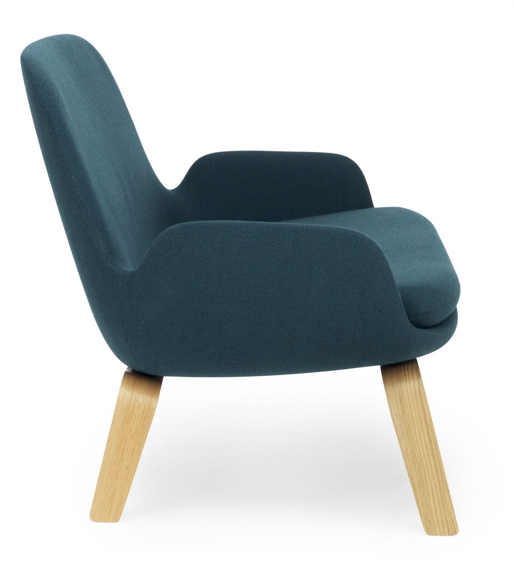 Era Sofa von Normann Copenhagen mit Holzbeinen, türkisfarbenem Stoffbezug und einladender, moderner Form.
