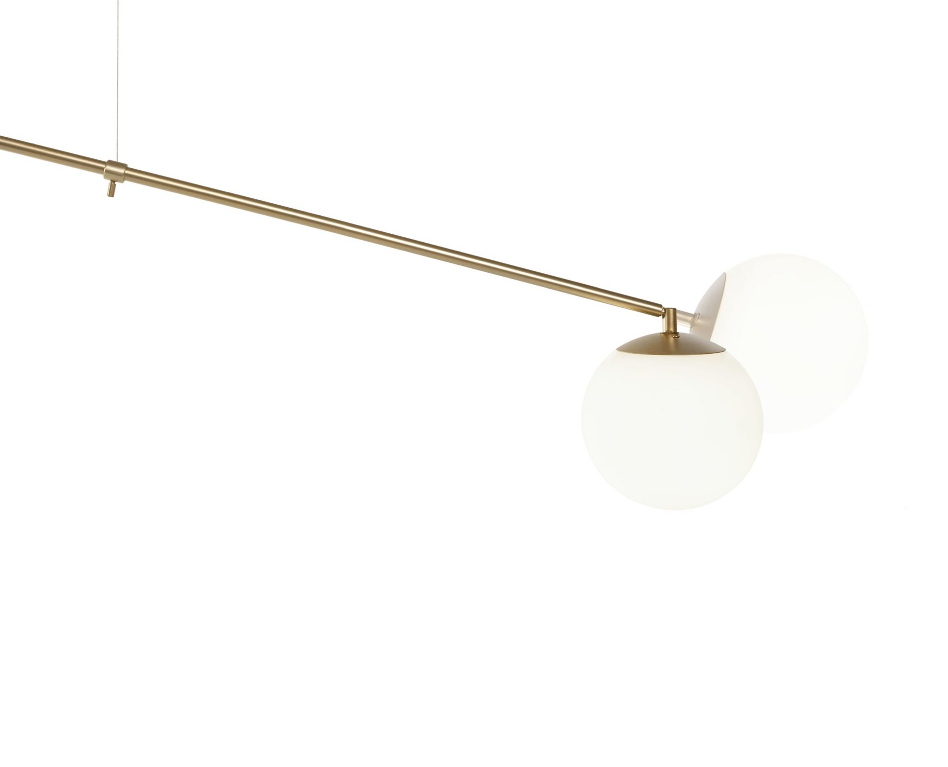 Bitta Hängelampe in Gold mit zwei runden, weißen Glasschirmen für moderne Beleuchtung.