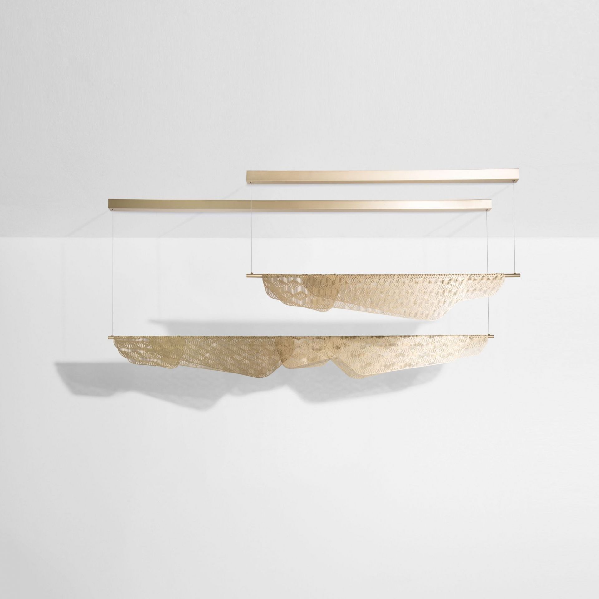 Mediterranea Pendelleuchte Large von Petite Friture: Goldfarbene Hängelampe mit filigranem, geometrischen Muster für stilvolle Innenraumbeleuchtung.