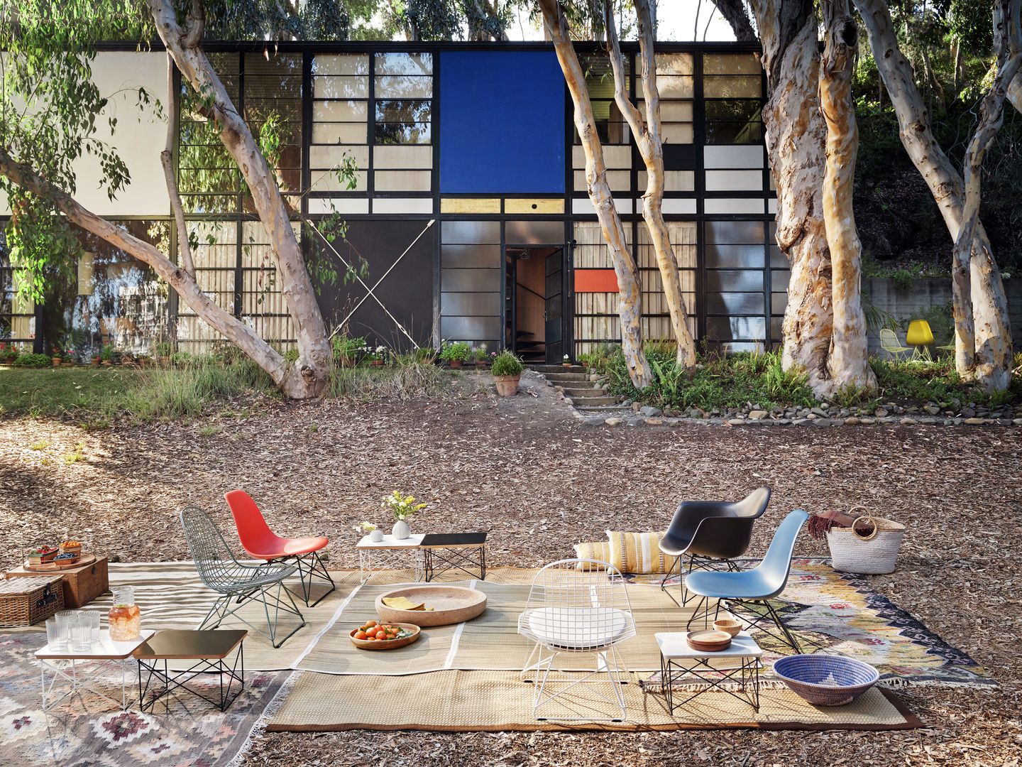Eames Fiberglass Chair LSR Stuhl mit Sitzpolster von Vitra im Garten vor dem Eames House.