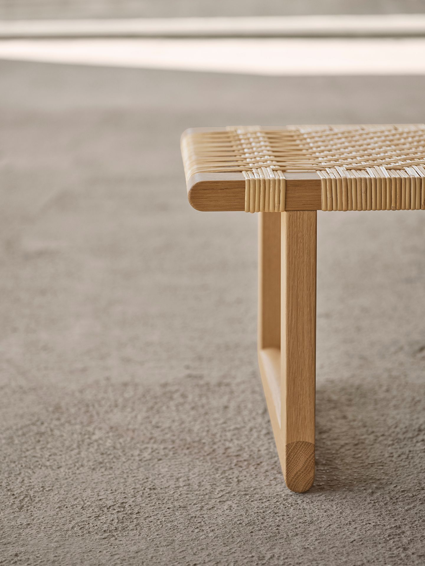 Detailaufnahme der Borge Mogensen Tischbank von Carl Hansen mit Wiener Geflecht.