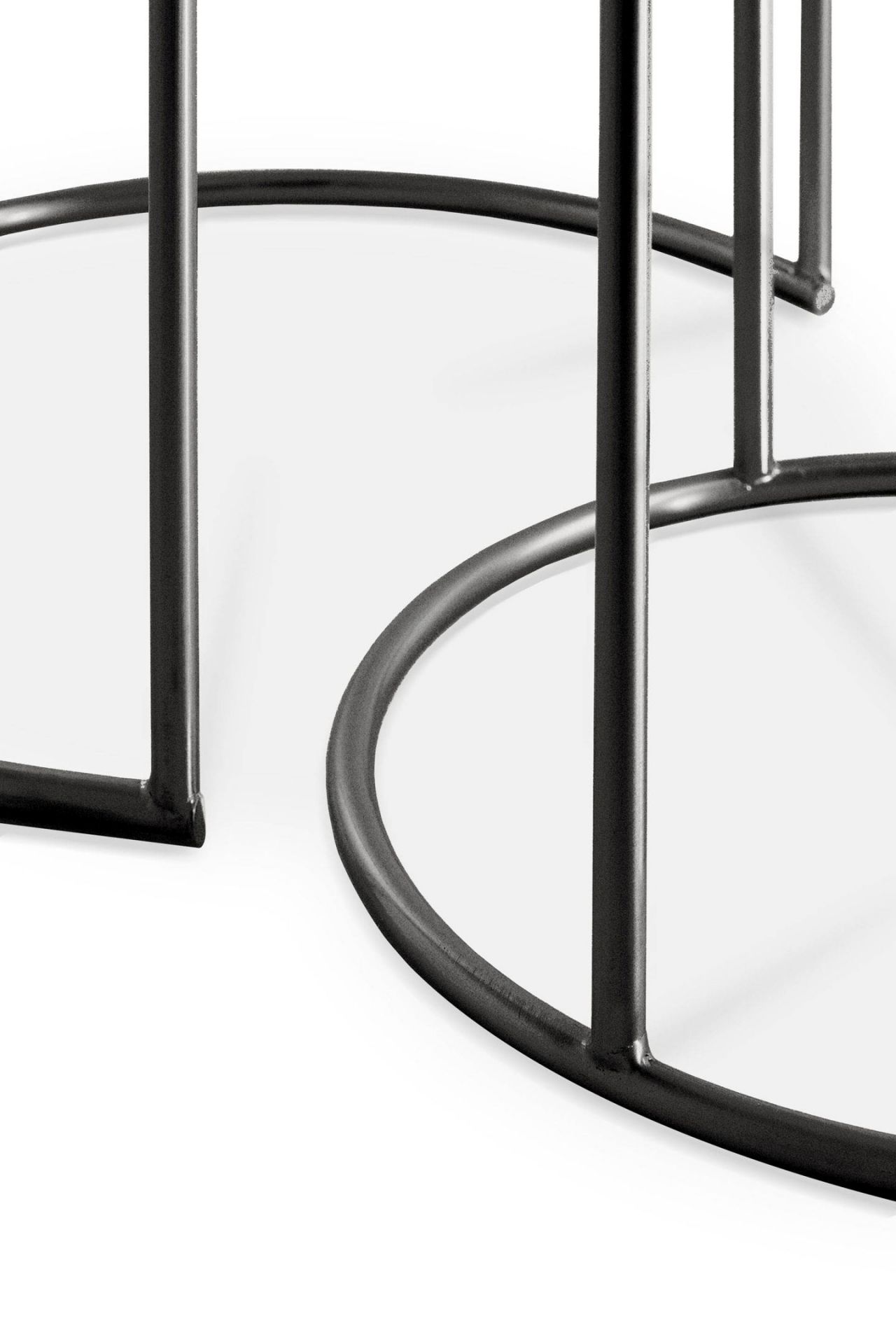Detailaufnahme: Metallgestell des Ethnicraft Nesting Couchtisch Sets, modernes Design, minimalistisch.