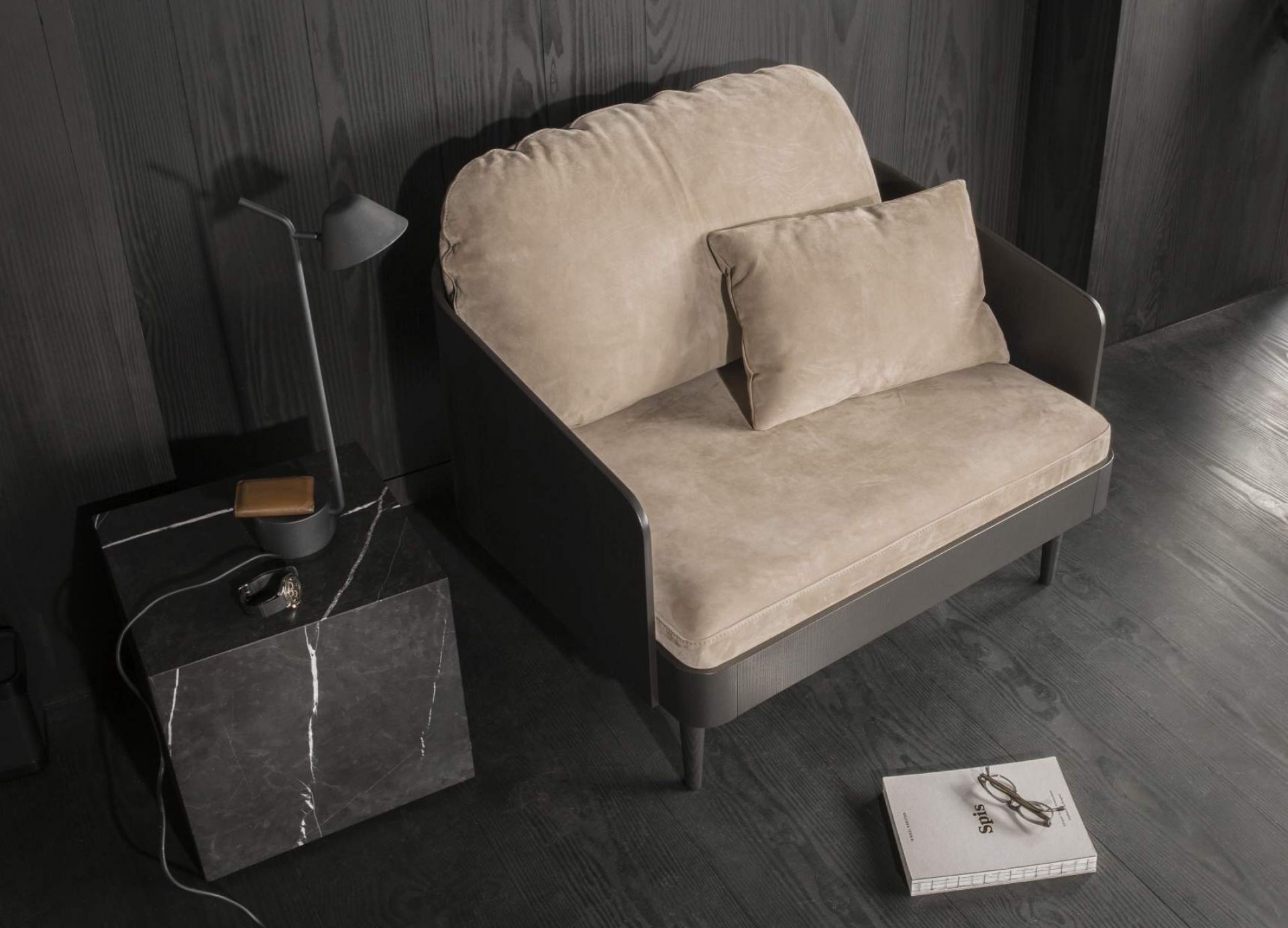 Audo Plinth Cubic Beistelltisch aus braun-grauem Kendzo Marmor, quadratischer Couchtisch für Wohnzimmer.