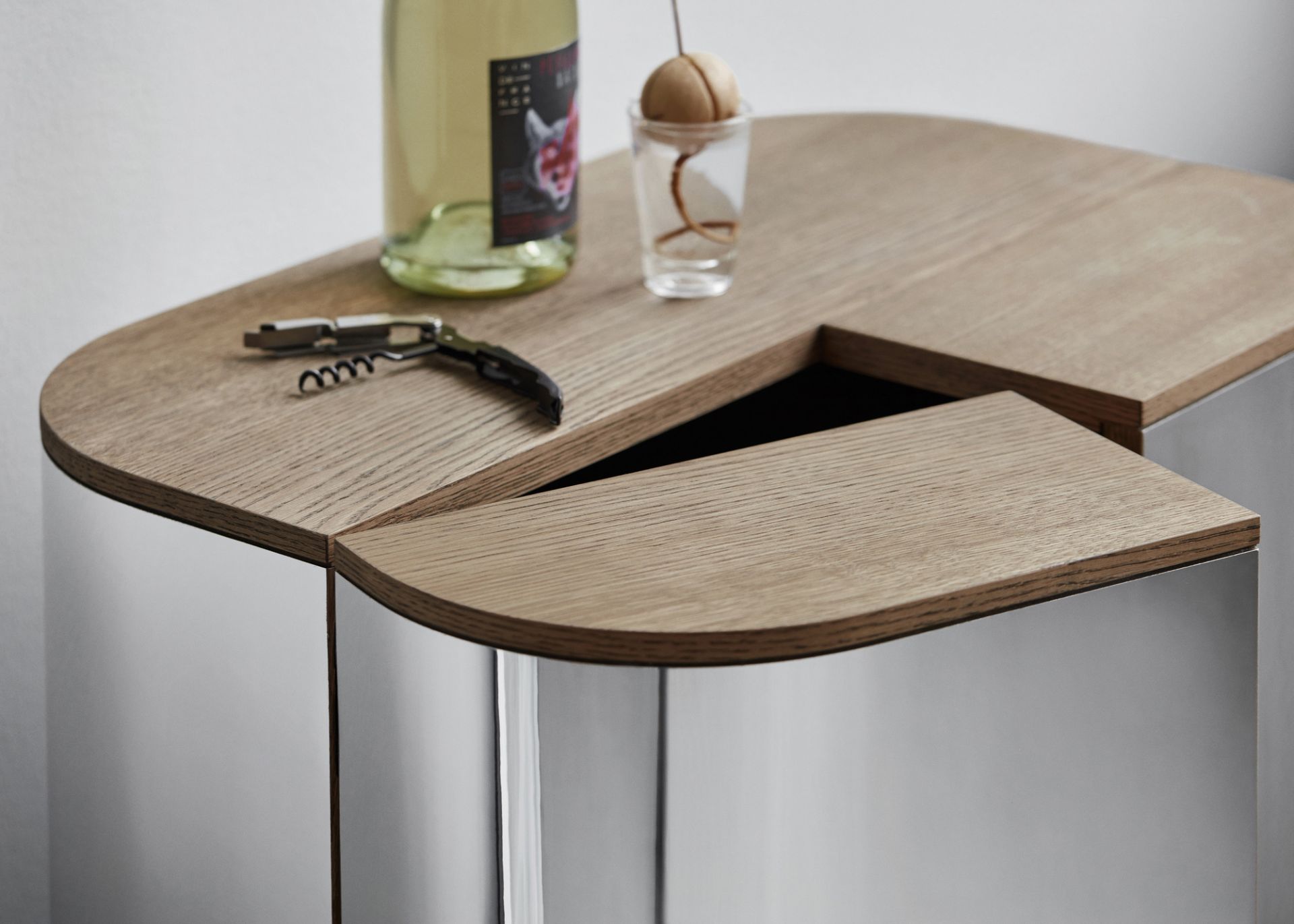 Detailaufnahme des Northern Loud Bar Schranks mit Flasche, Glas und Korkenzieher.