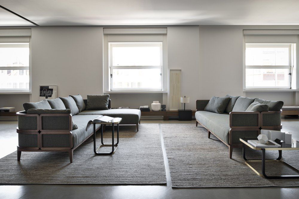 Helles Wohnzimmer mit zwei grauen Sofas und Duet C Couchtisch von Wiener GTV Design.