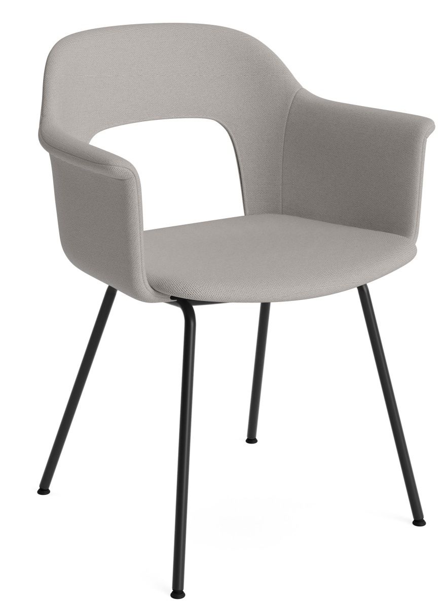 Grauer Layout Armchair 214 Armlehnstuhl von Hay mit Stoffbezug und schwarzen Metallbeinen, Frontansicht.