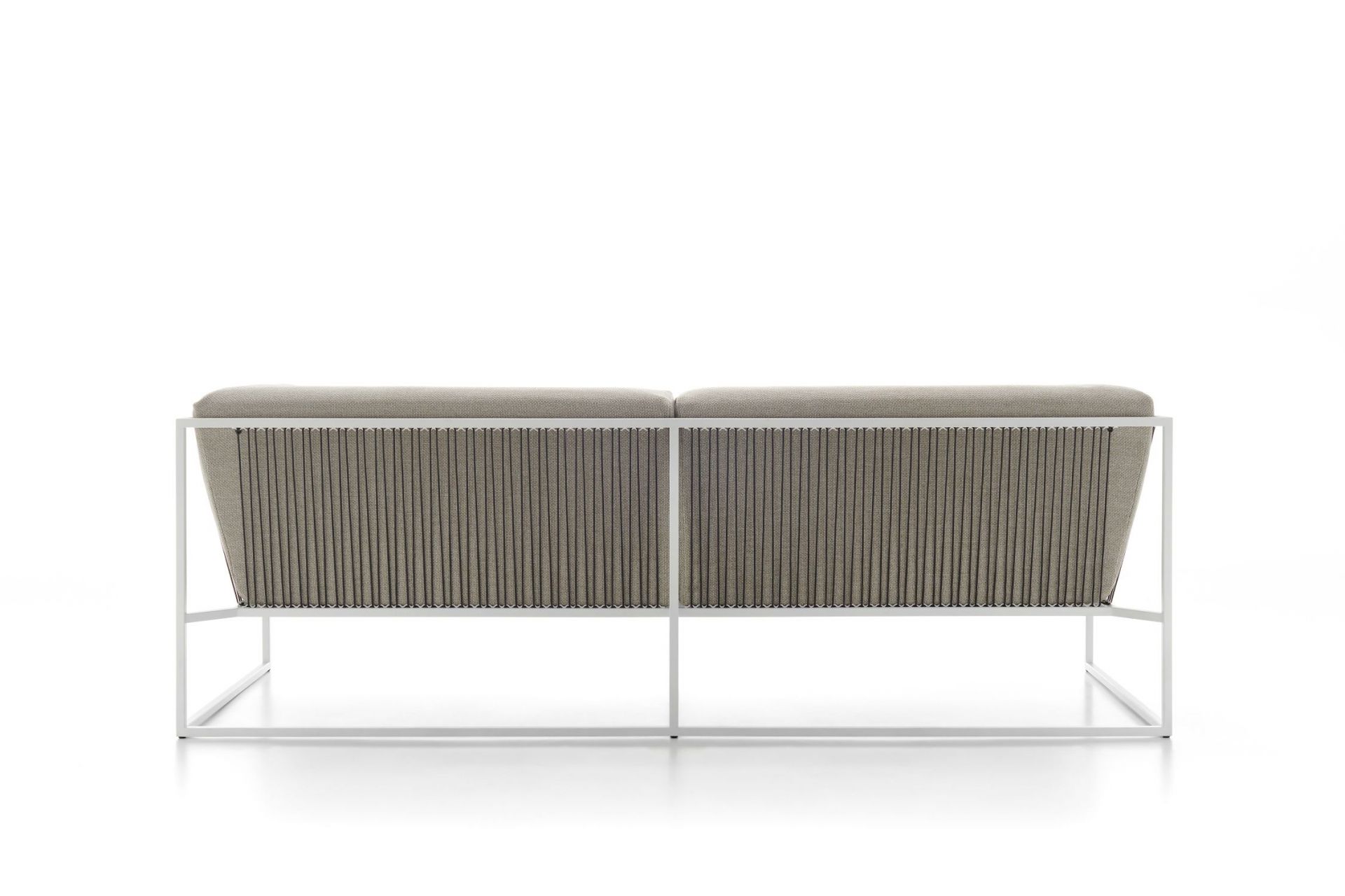 Rückansicht des Arpa Outdoor Sofas von MDF Italia mit weißem Rahmen und grauem Bezug.