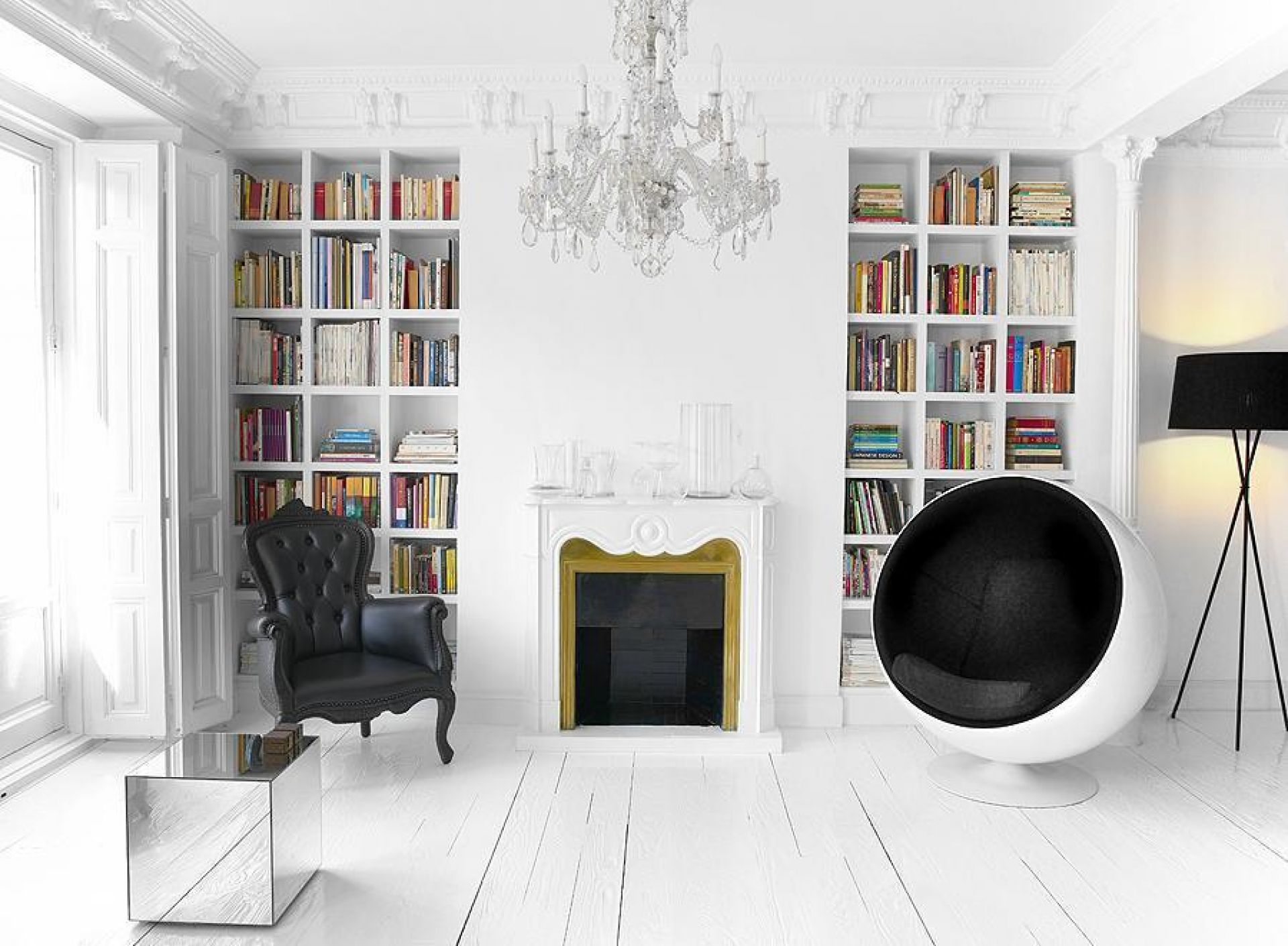 Weißer Ball Chair Sessel von Eero Aarnio Originals in einem hellen, modernen Wohnzimmer. Designklassiker.
