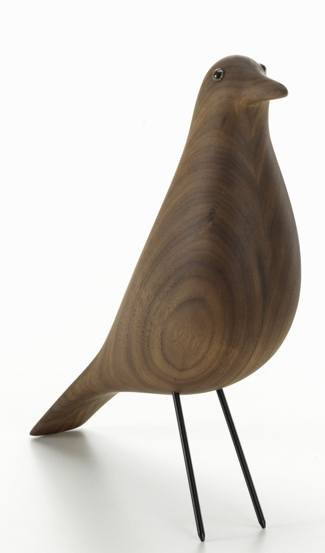 Eames House Bird Skulptur aus Nussbaumholz von Vitra, dekorative Holzfigur für Wohnzimmer und Büro.
