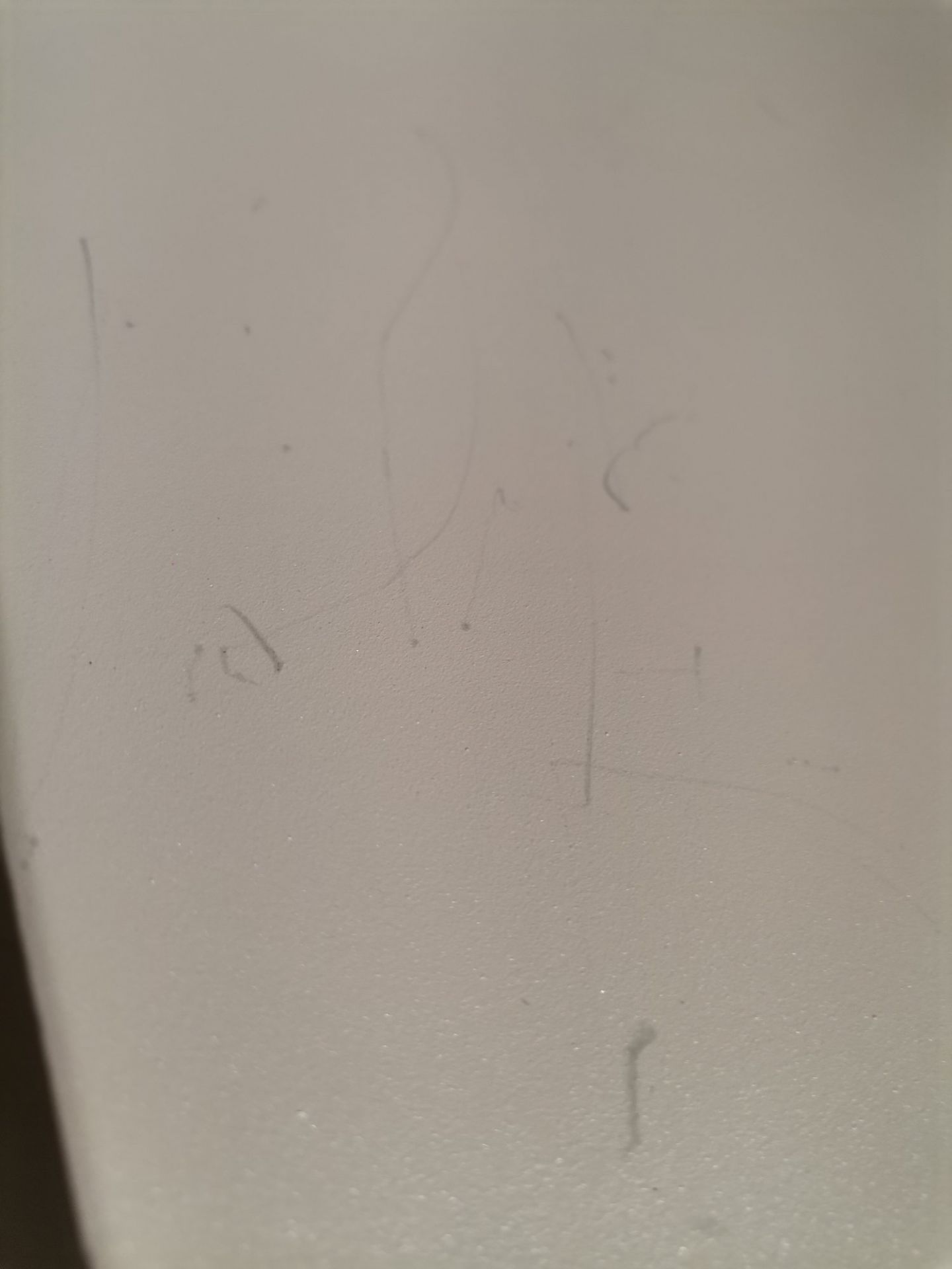 Detailaufnahme von Kratzern auf einem Bellevie V2 Stuhl in Muskat, ein Mängelexemplar von Fermob Outdoor-Möbeln.