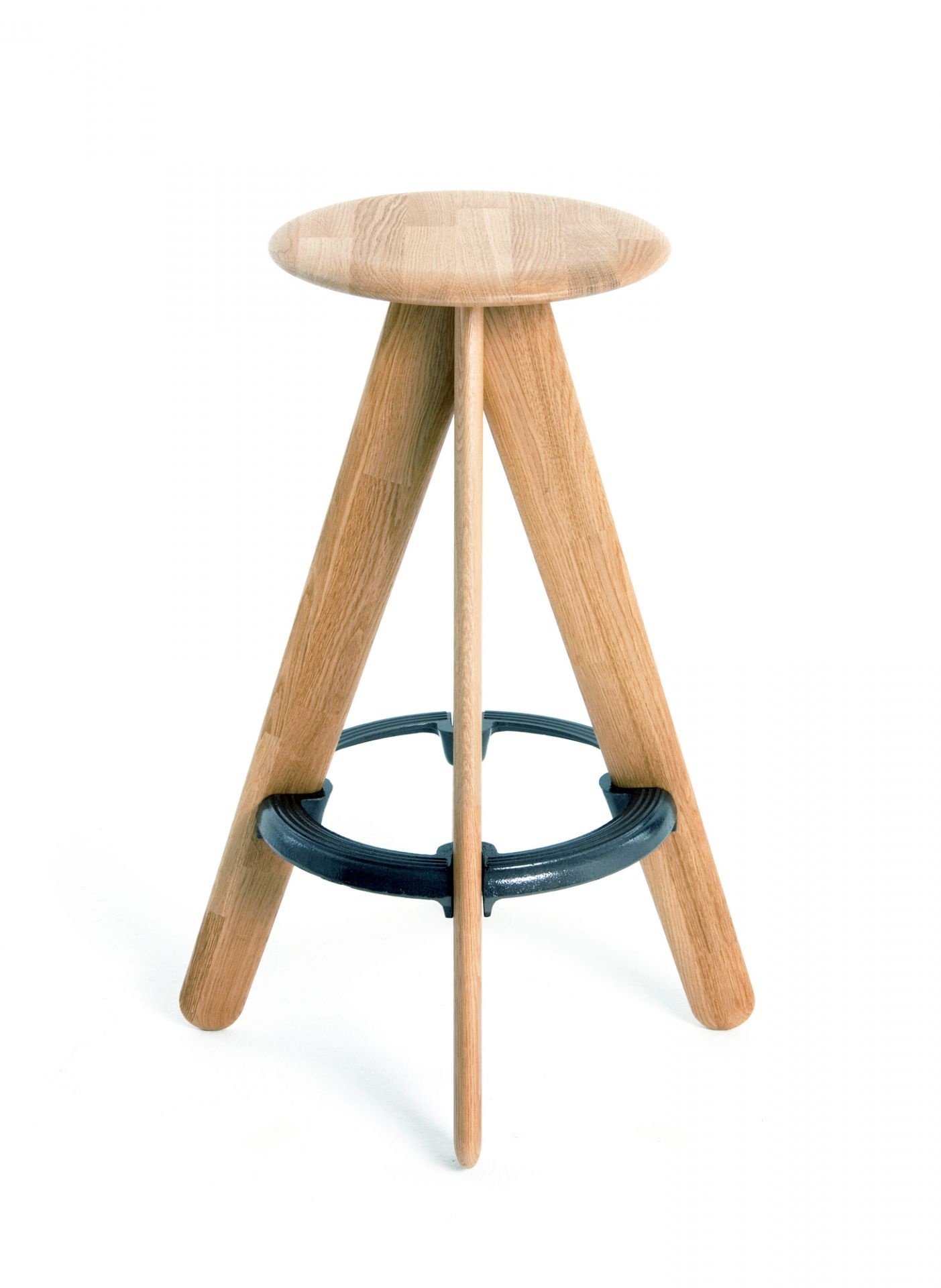 Slab Barhocker von Tom Dixon aus Eichenholz mit Fußstütze aus Gusseisen, Frontansicht.