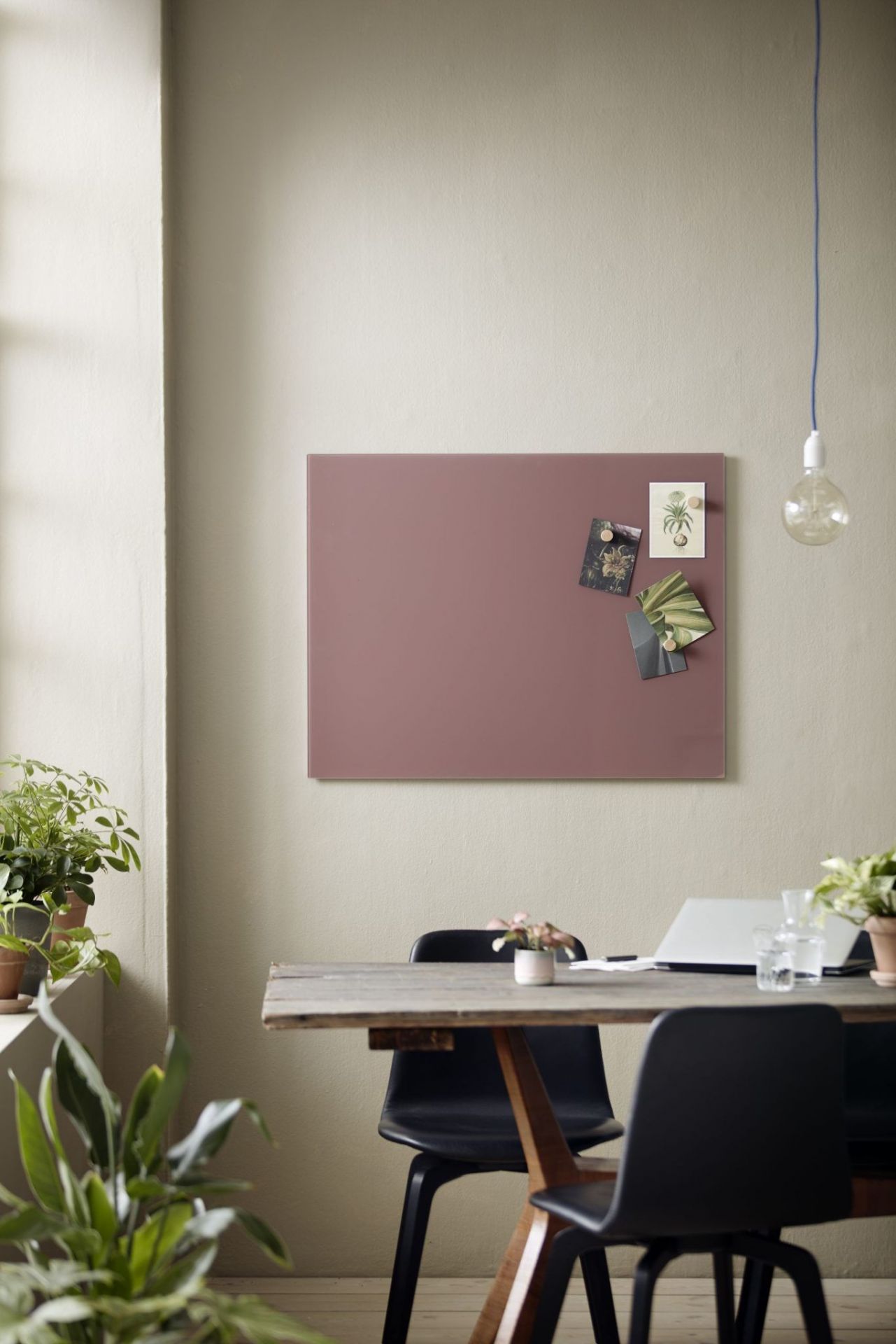 Chat Board Classic Wandtafel: Magnetische Glastafel in Altrosa an einer Bürowand mit Magneten.