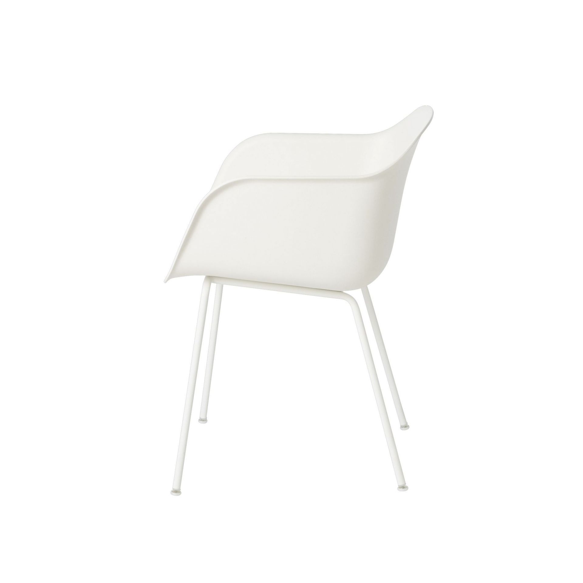 Weißer Fiber Armchair Stuhl von Muuto mit minimalistischem Design und Stahlrohrgestell, Seitenansicht.