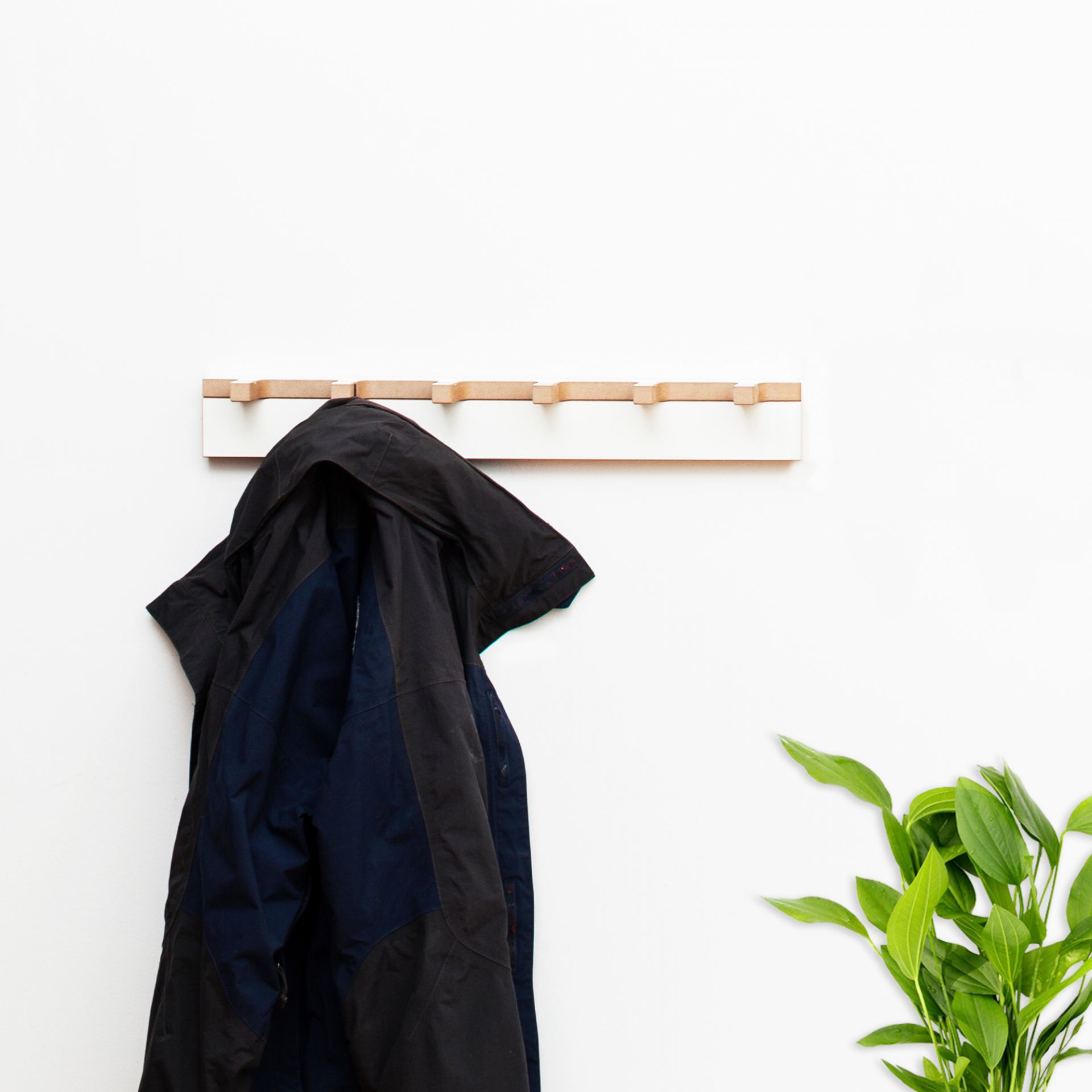 Grad Garderobe von Tojo mit Jacke an der Wand, minimalistische Holz-Garderobe für Flur und Diele.