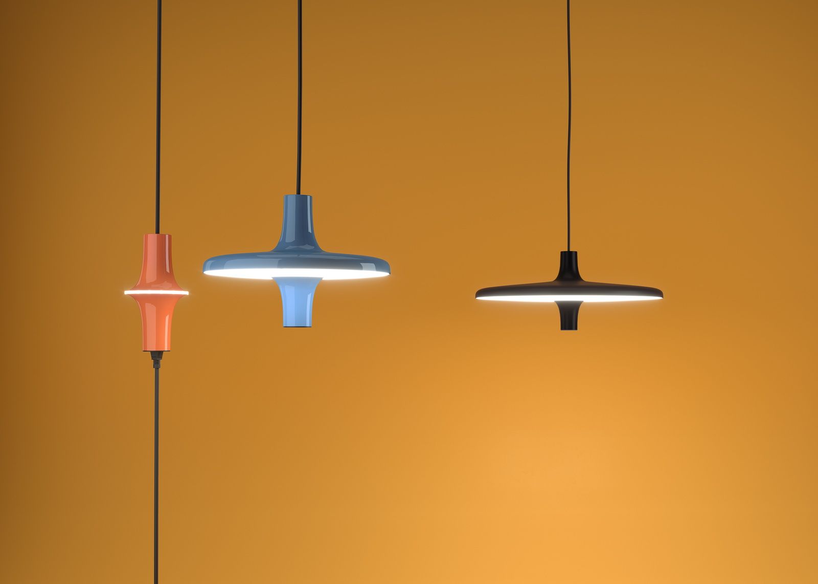 Avro Hängeleuchten von Martinelli Luce in Orange, Blau und Schwarz vor orangefarbenem Hintergrund.