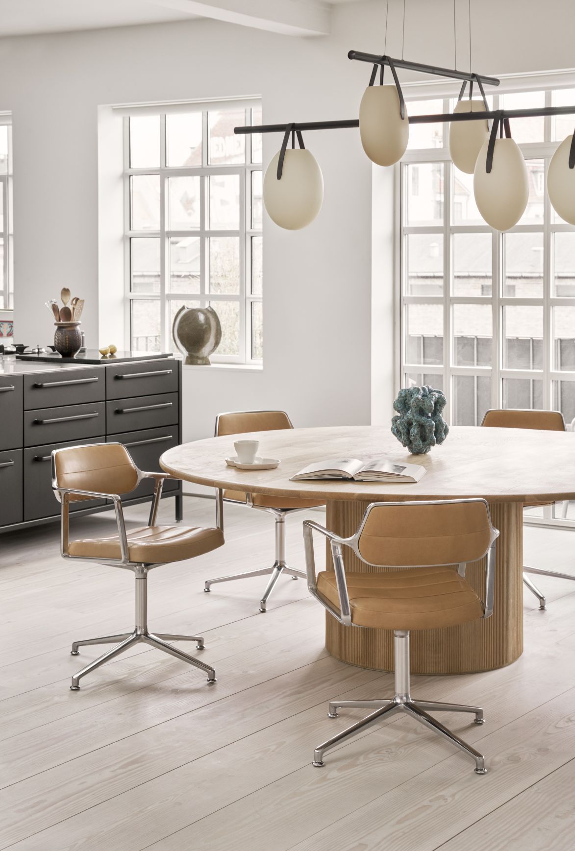 Vipp 453 / Vipp453 Draaistoel DONKERZAND TEXTIEL / GEPOLIJST ALUMINIUM FRAME MET WIELTJES Vipp UNIEK EXEMPLAAR