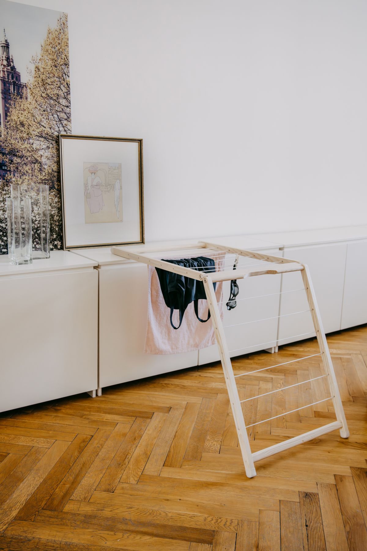 MR. Lean Side by Side Wäschetrockner aus Holz mit Wäsche im modernen Interieur.