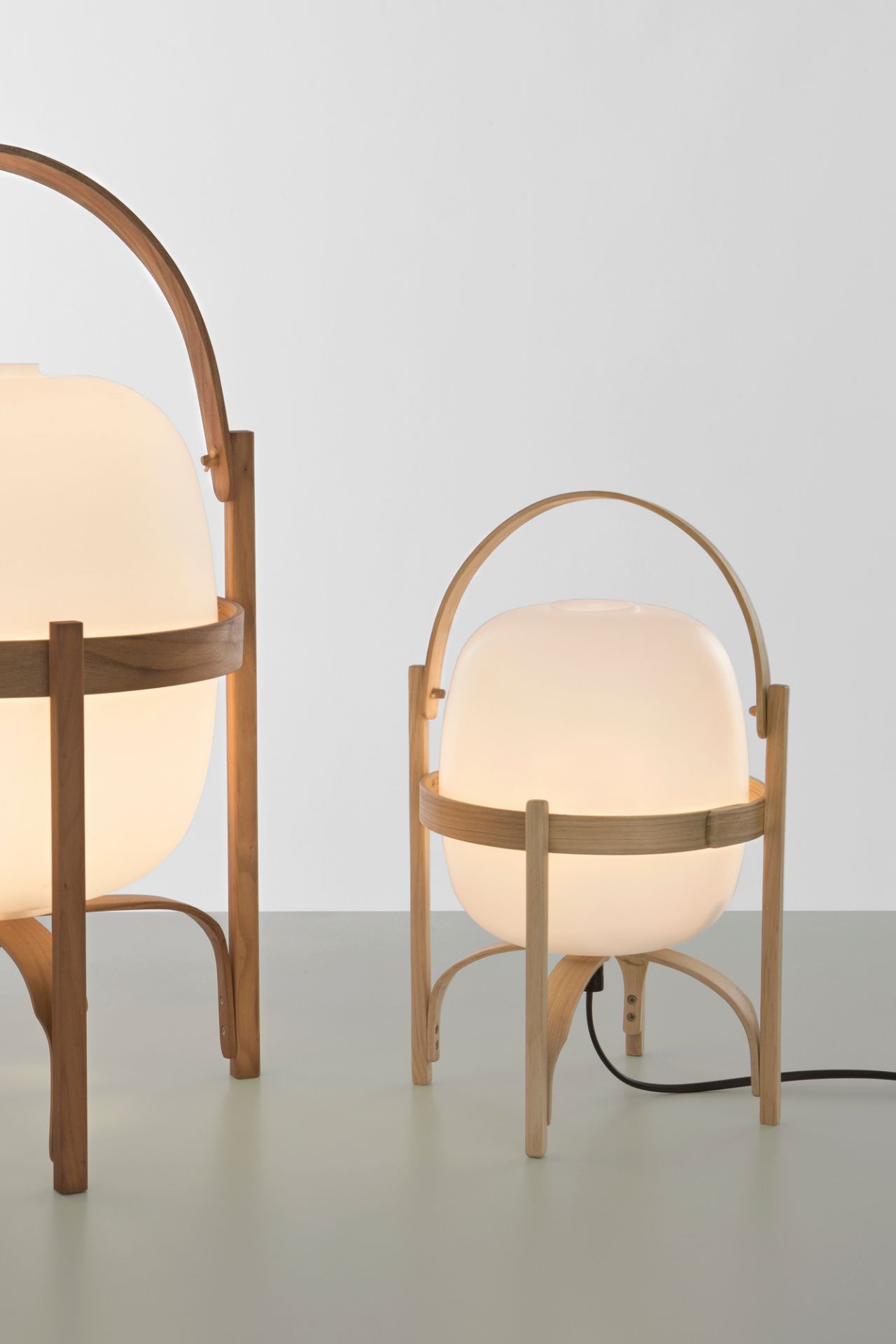 Zwei Cestita Tischleuchten mit Opalglas und Holzgestell, moderne Tischlampen für stimmungsvolle Beleuchtung.