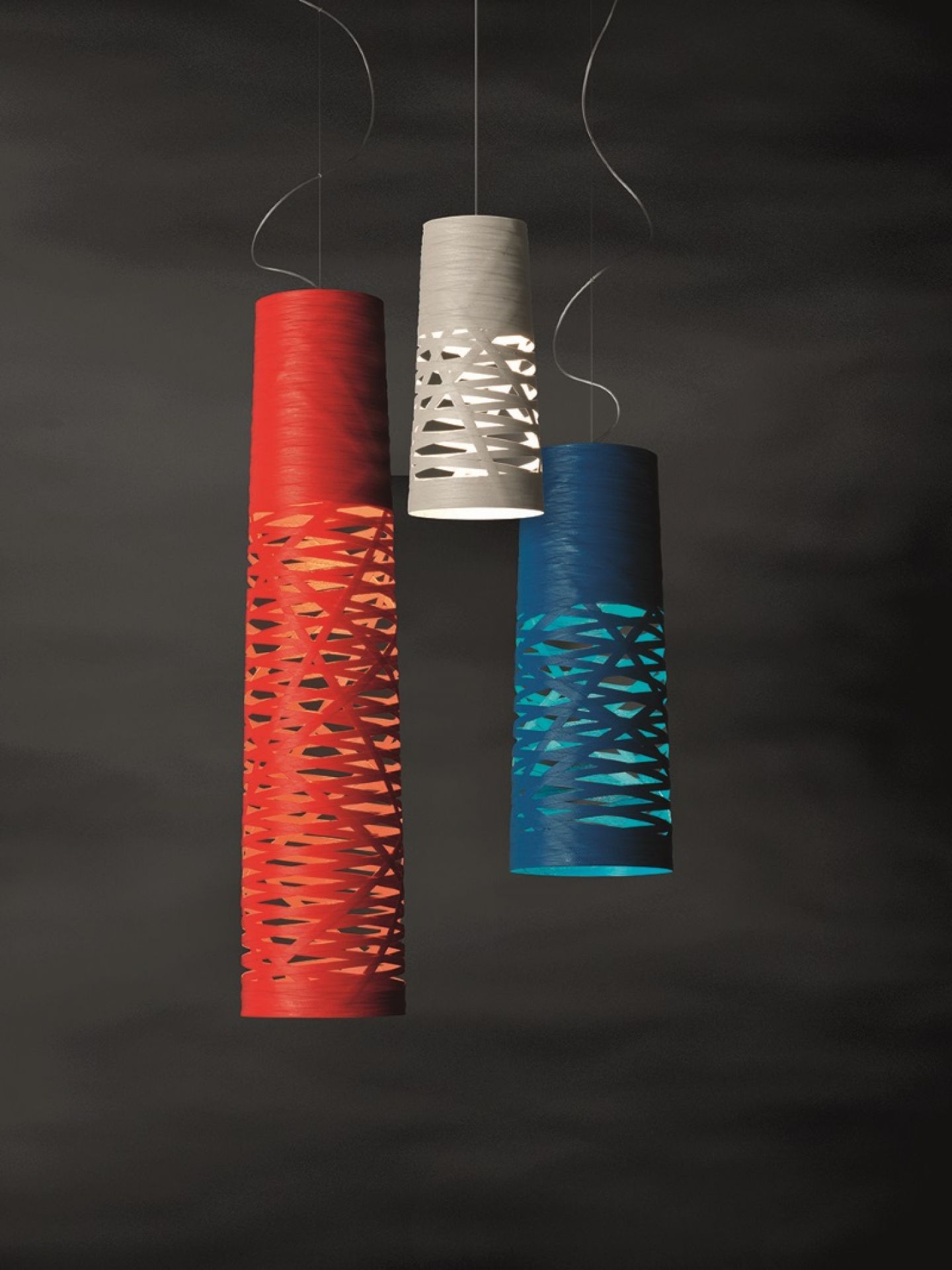 Foscarini Tress Media Pendelleuchte in Rot, Weiß und Blau mit modernem, offenem Design.