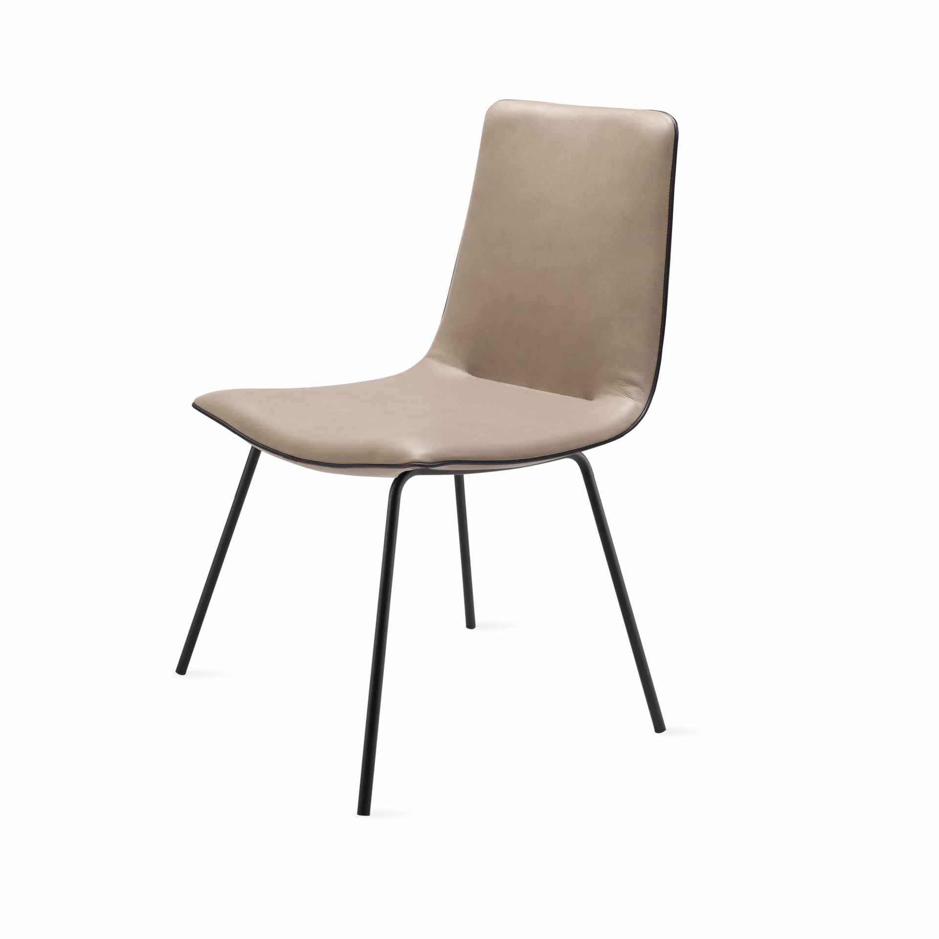 Amelie Basic Stuhl von Freifrau Manufaktur: Beiger Lederstuhl mit schwarzem Metallgestell, modernes Möbeldesign.