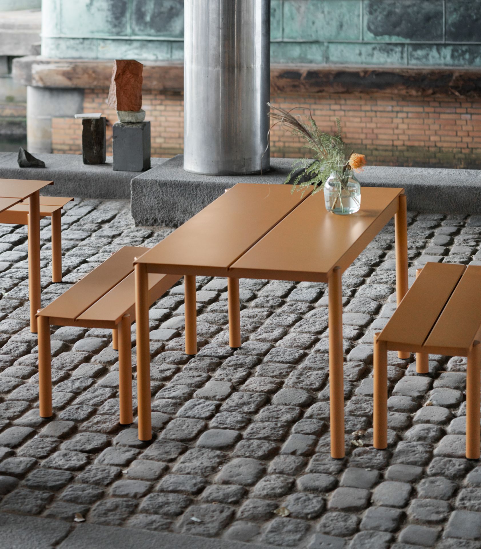 Muuto Linear Steel Table Outdoor: Moderner Gartentisch aus Stahl mit passenden Bänken.
