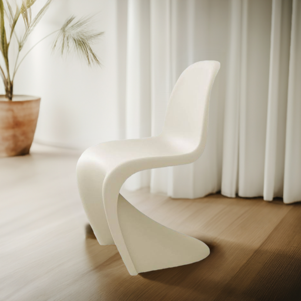 Beiger Panton Chair von Vitra, ein moderner Kunststoffstuhl mit geschwungener Form für stilvolles Wohnen.