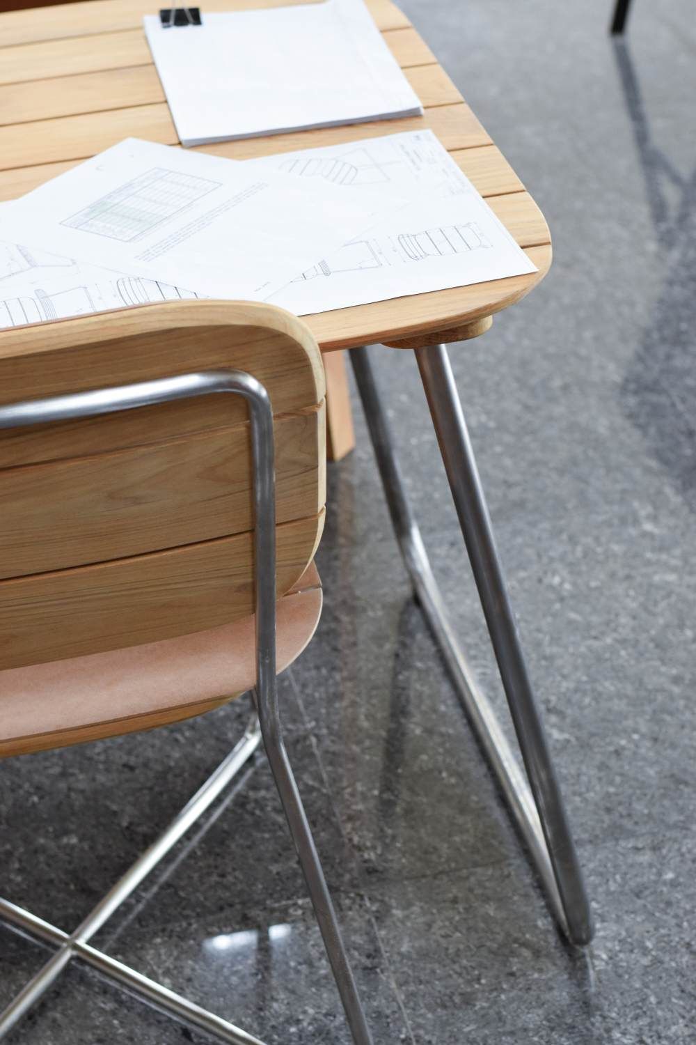Detailaufnahme des Lilium Chair Stuhl Outdoor von Skagerak by Fritz Hansen, Holz und Metallbeine.