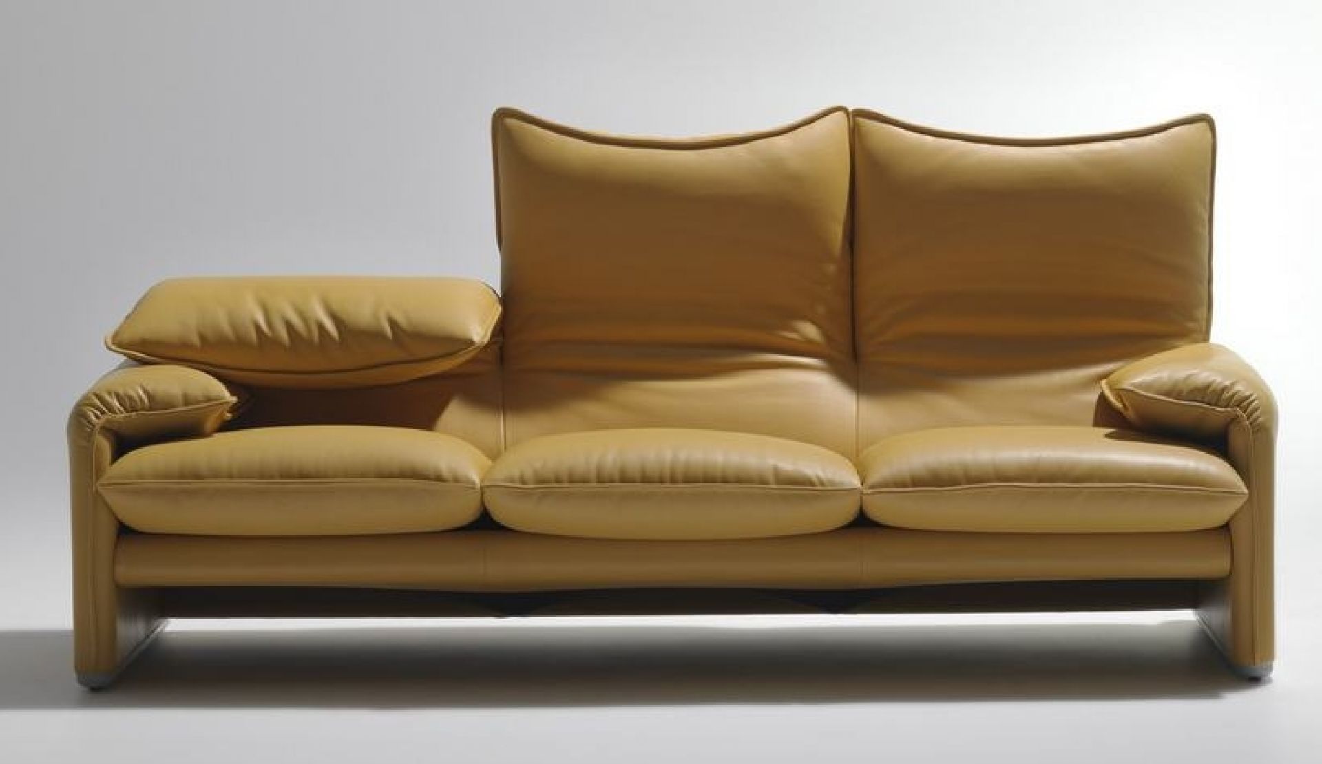Cassina Maralunga Sofa, Dreisitzer Ledersofa in Gelb, modernes Design Sofa für Wohnzimmer und Büro.