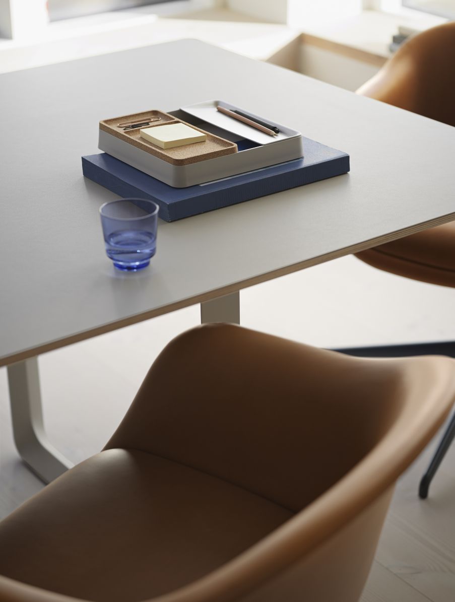 Muuto Fiber Conference Armchair mit Drehfuß, gepolsterter Konferenzstuhl in braunem Leder.