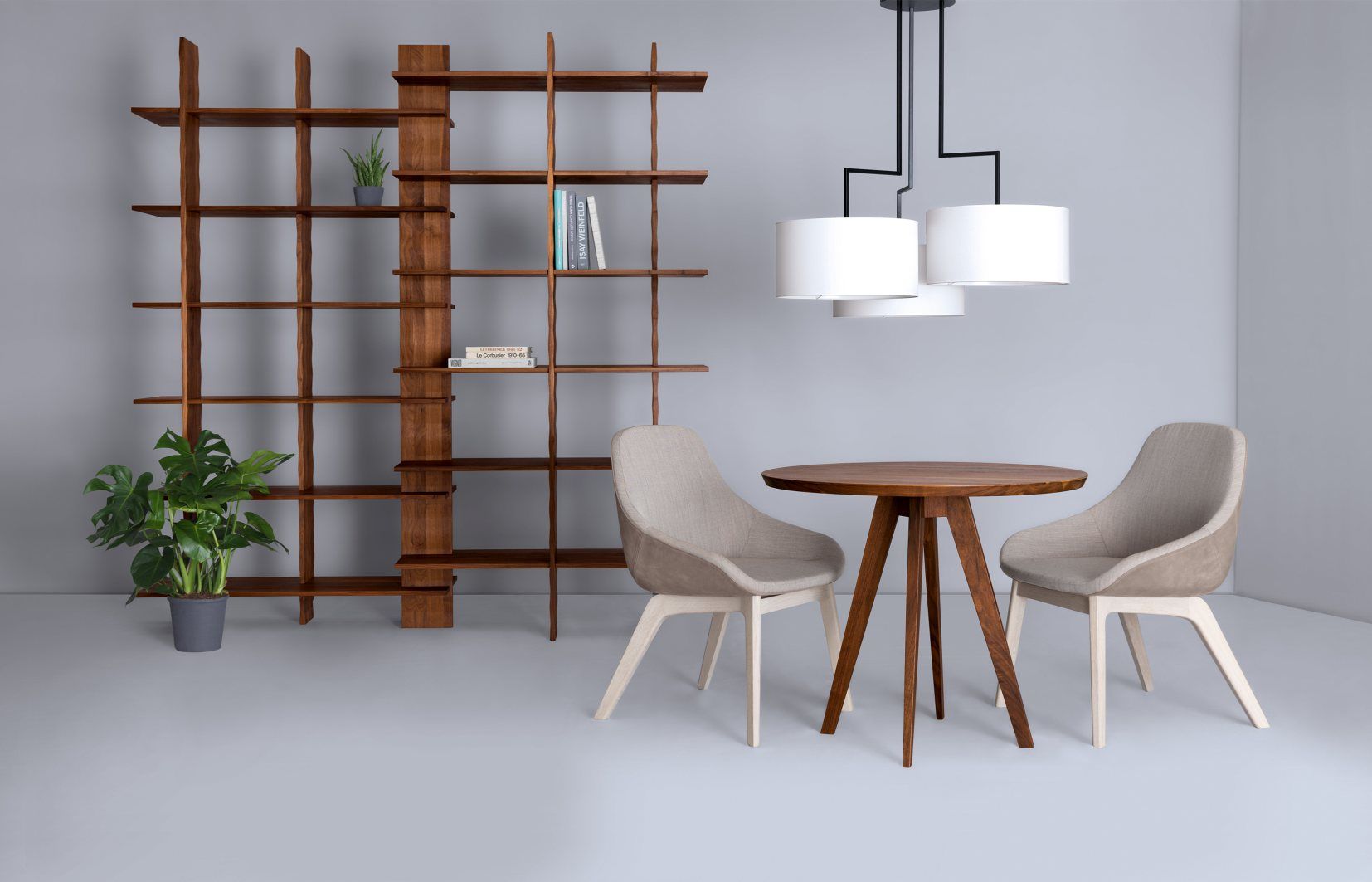 Esszimmer-Szene mit zwei Morph Dining Chairs, Holztisch, Bücherregal und Pendelleuchte für modernes Wohnen.