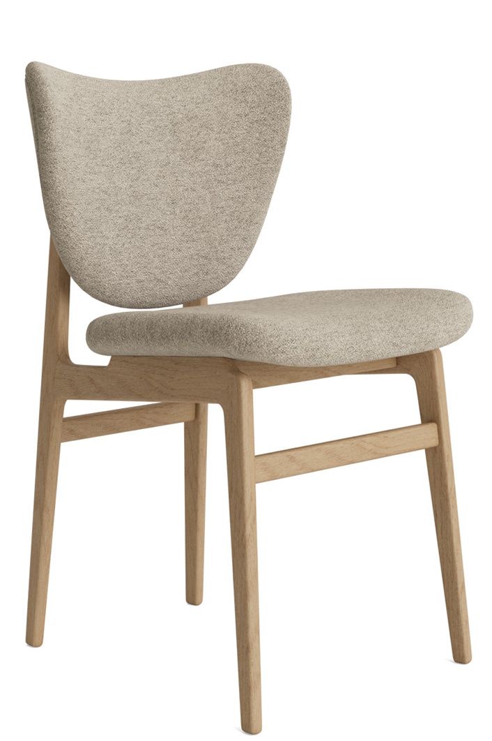 NORR11 Elephant Dining Chair, Stuhl mit Holzbeinen und beigem, gepolstertem Sitz und Rückenlehne.