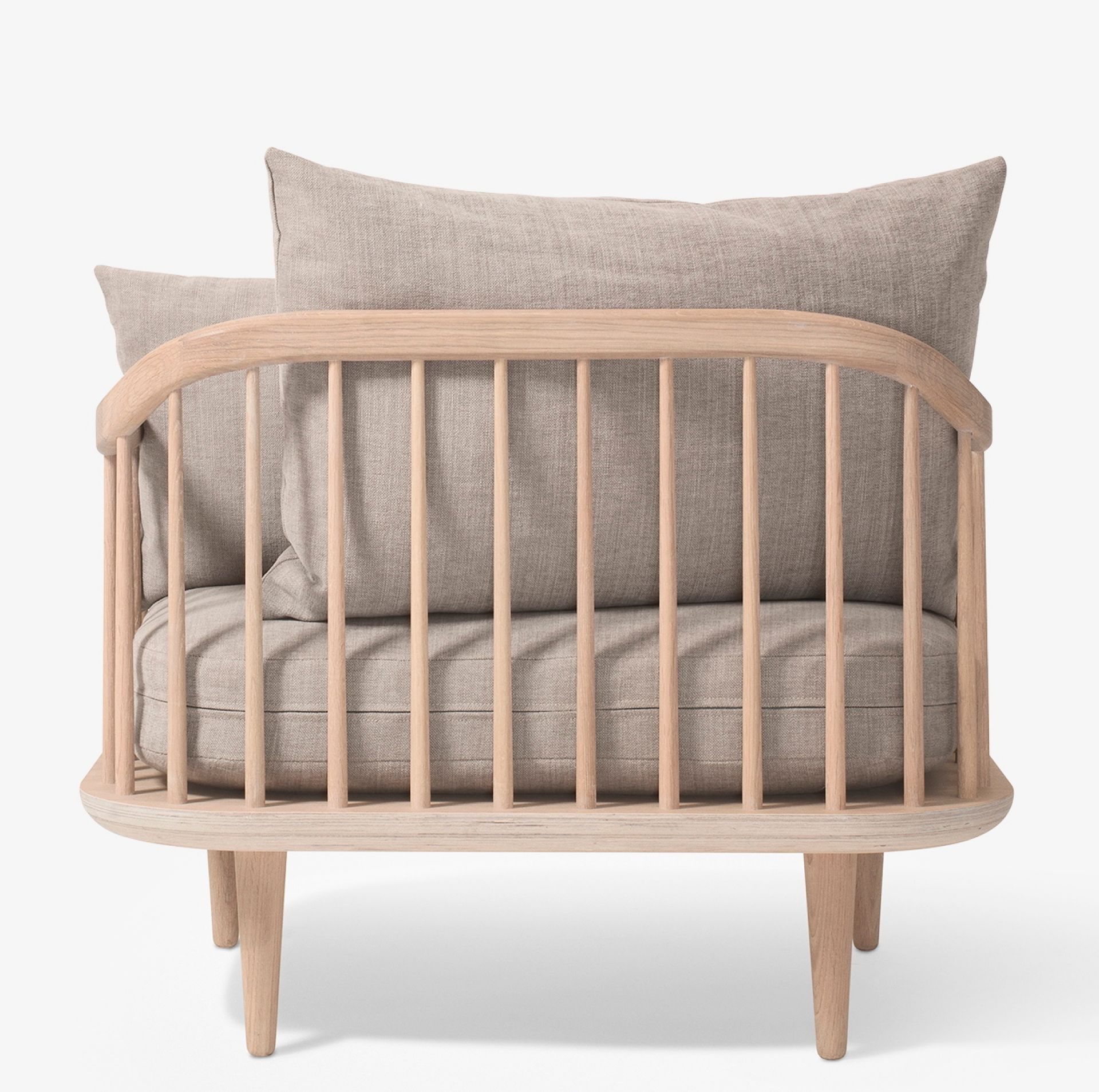 Fly Lounge Sessel von AndTradition mit hellem Holzrahmen und beigen Kissen, komfortabler Design Sessel.