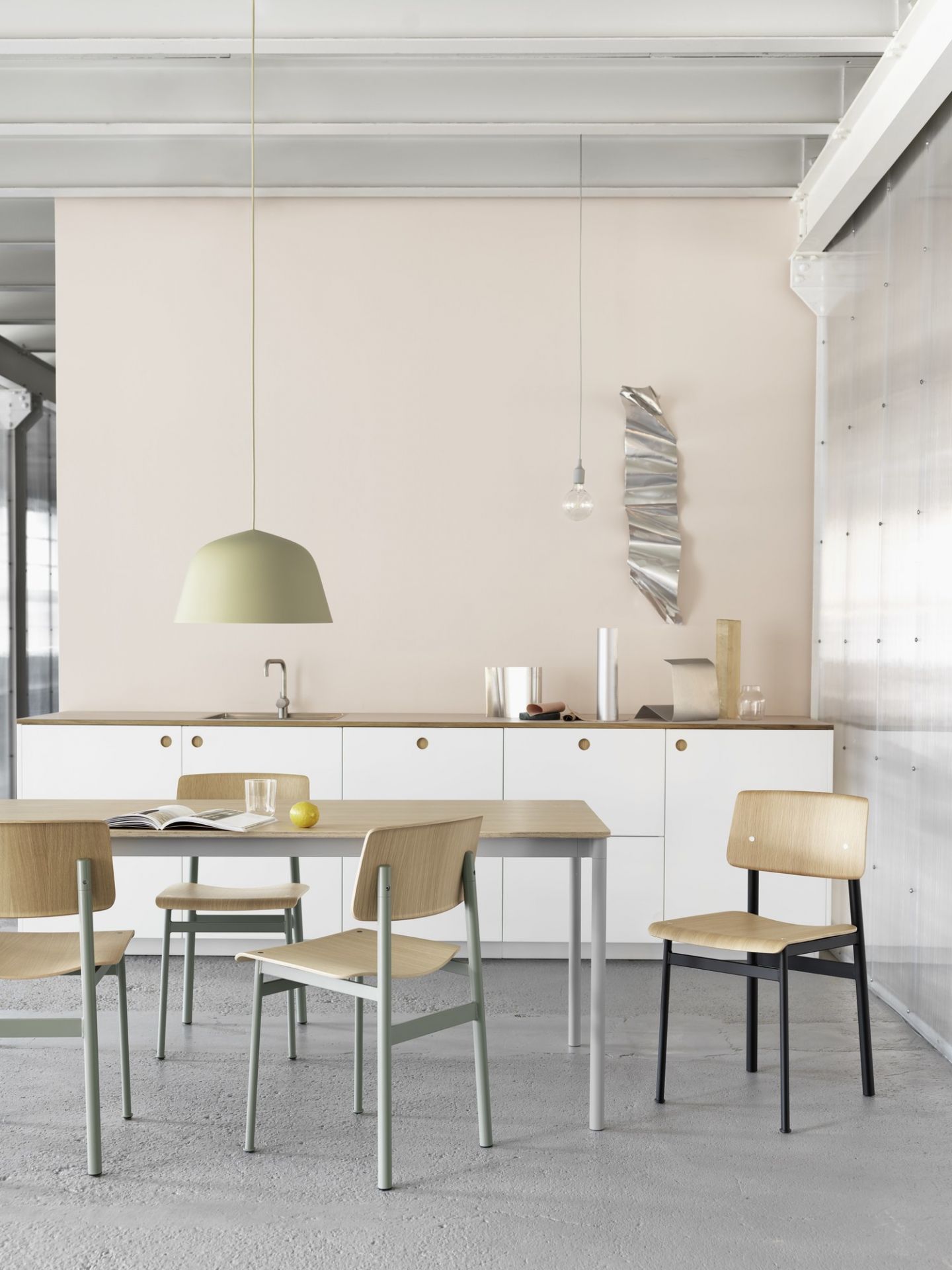 Helle Küche mit Ambit Pendelleuchte von Muuto in Hellblau über Esstisch. Design Lampe.