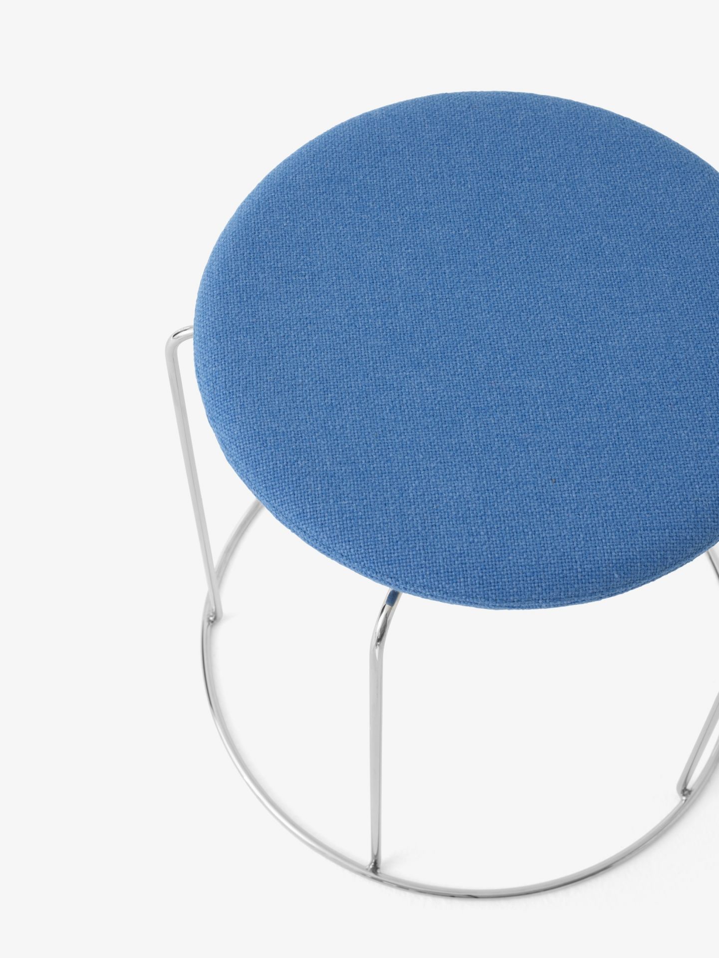 Blaues Sitzkissen für AndTradition Wire Stool Hocker VP11 mit verchromtem Gestell, Detailaufnahme.