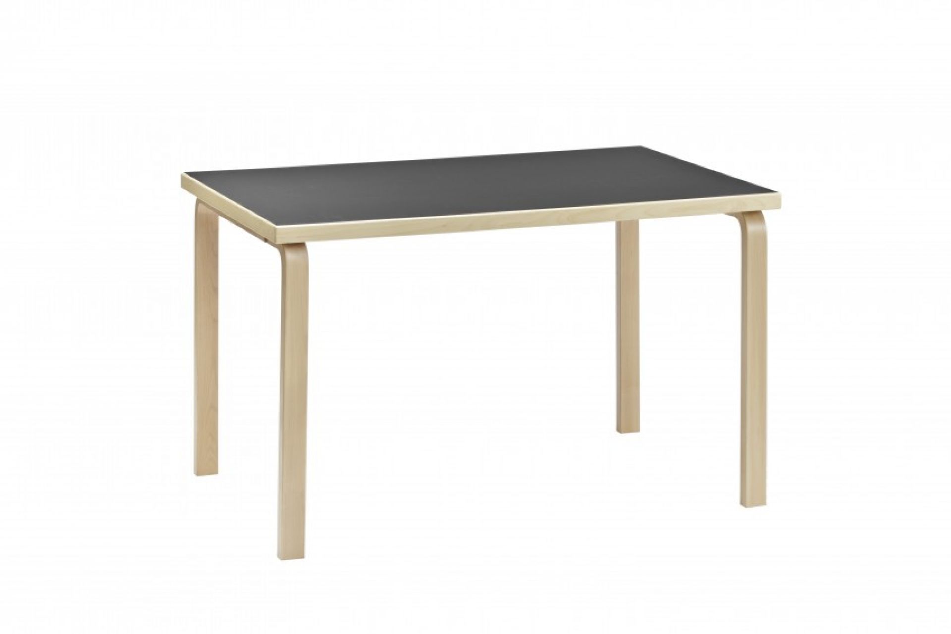 Artek Tisch 81B mit schwarzer Tischplatte und hellen Holzbeinen, freigestellt auf Weiß.