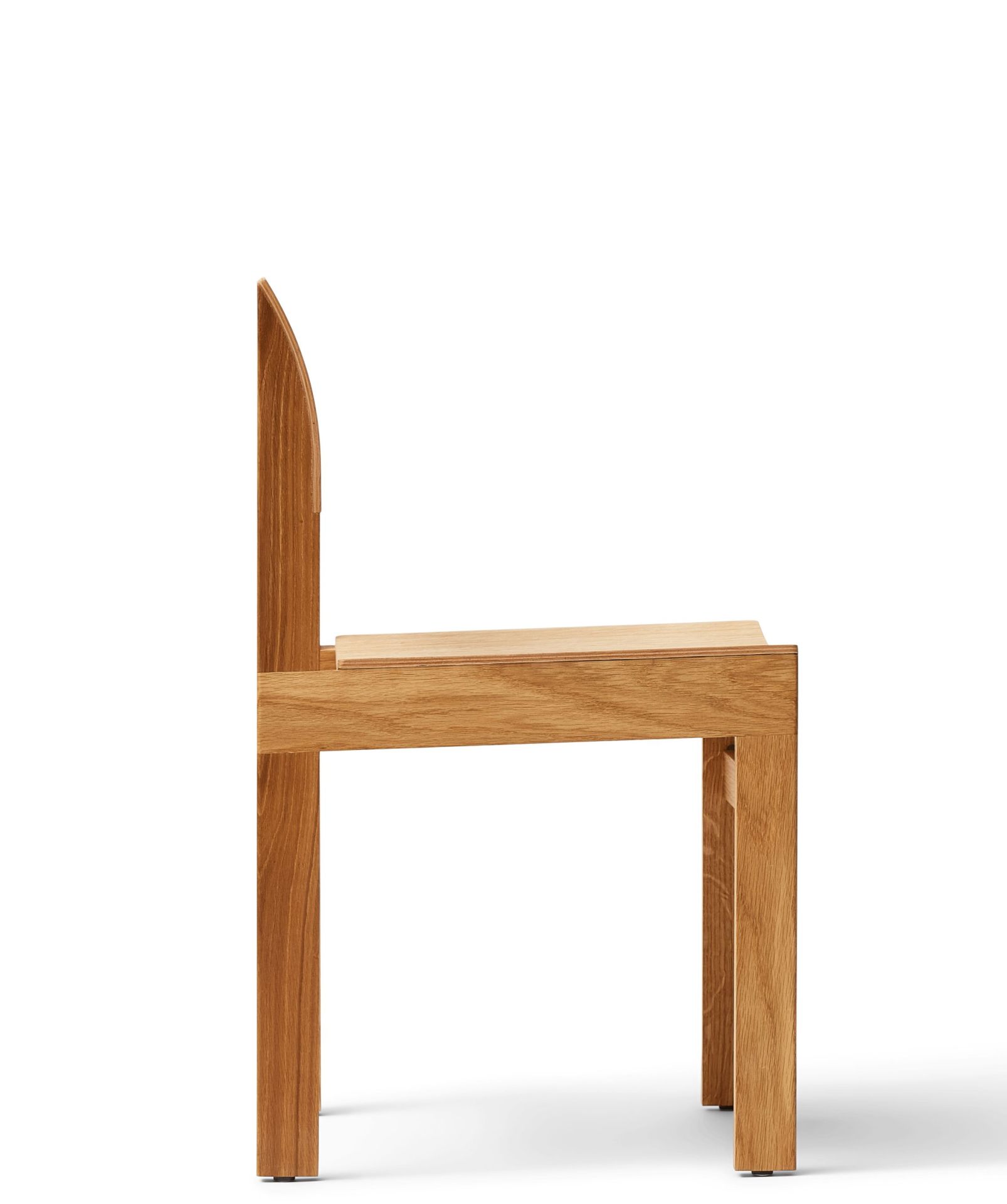 Sonder Stuhl von Form & Refine, Seitenansicht, minimalistisches Design, Holzstuhl für Esszimmer und Wohnbereich.