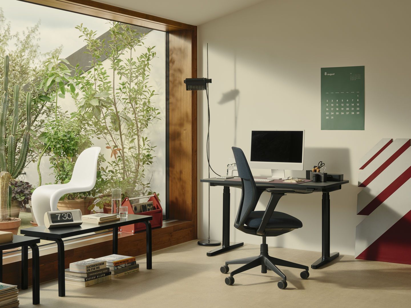 Vitra Tyde 2 Steh-/Sitztisch Home Desk Schreibtisch in einem modernen Arbeitszimmer mit Bürostuhl und Pflanzen.